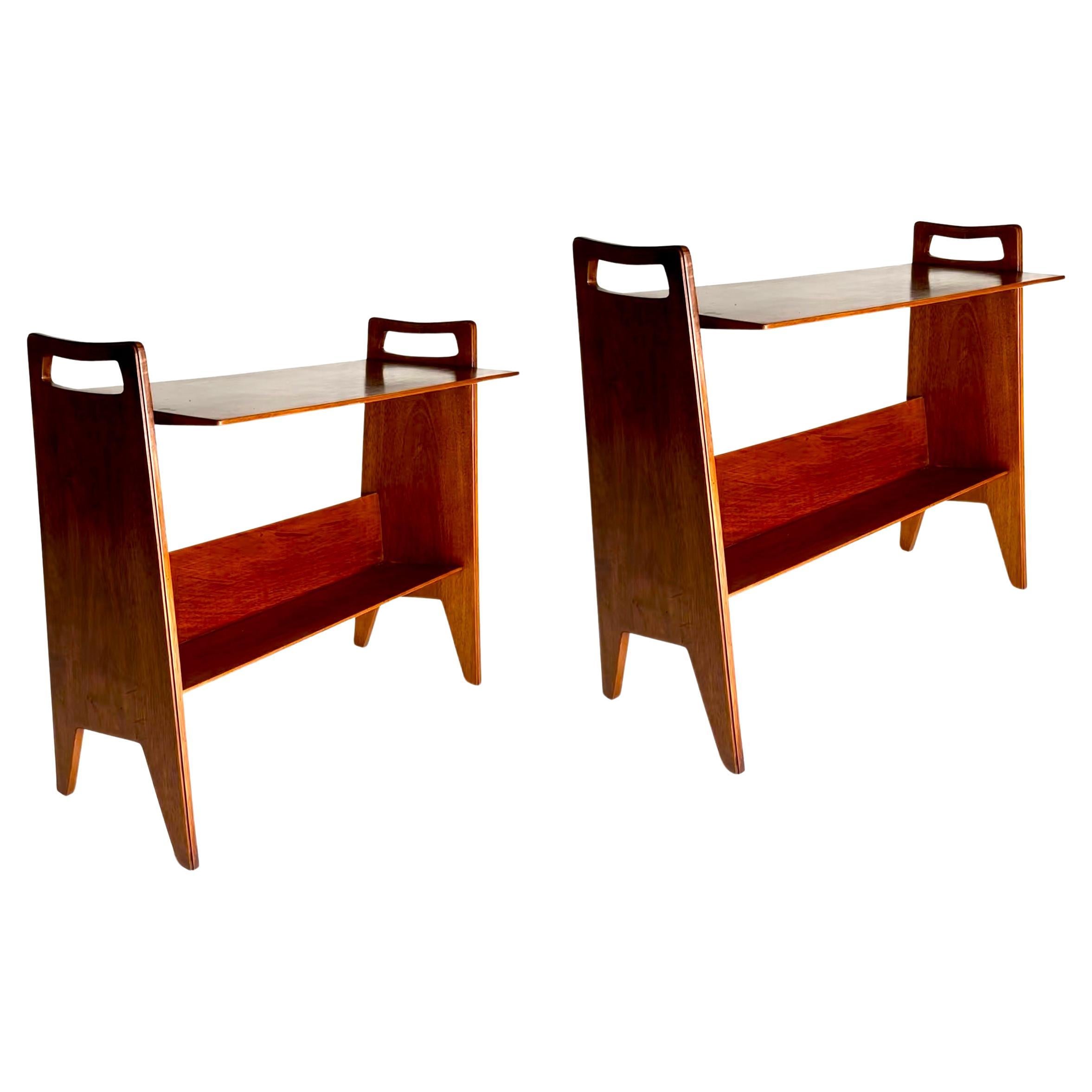 Gio Ponti (Attr.) Pareja de mesillas de noche de madera de mediados de siglo, Italia, Años 50