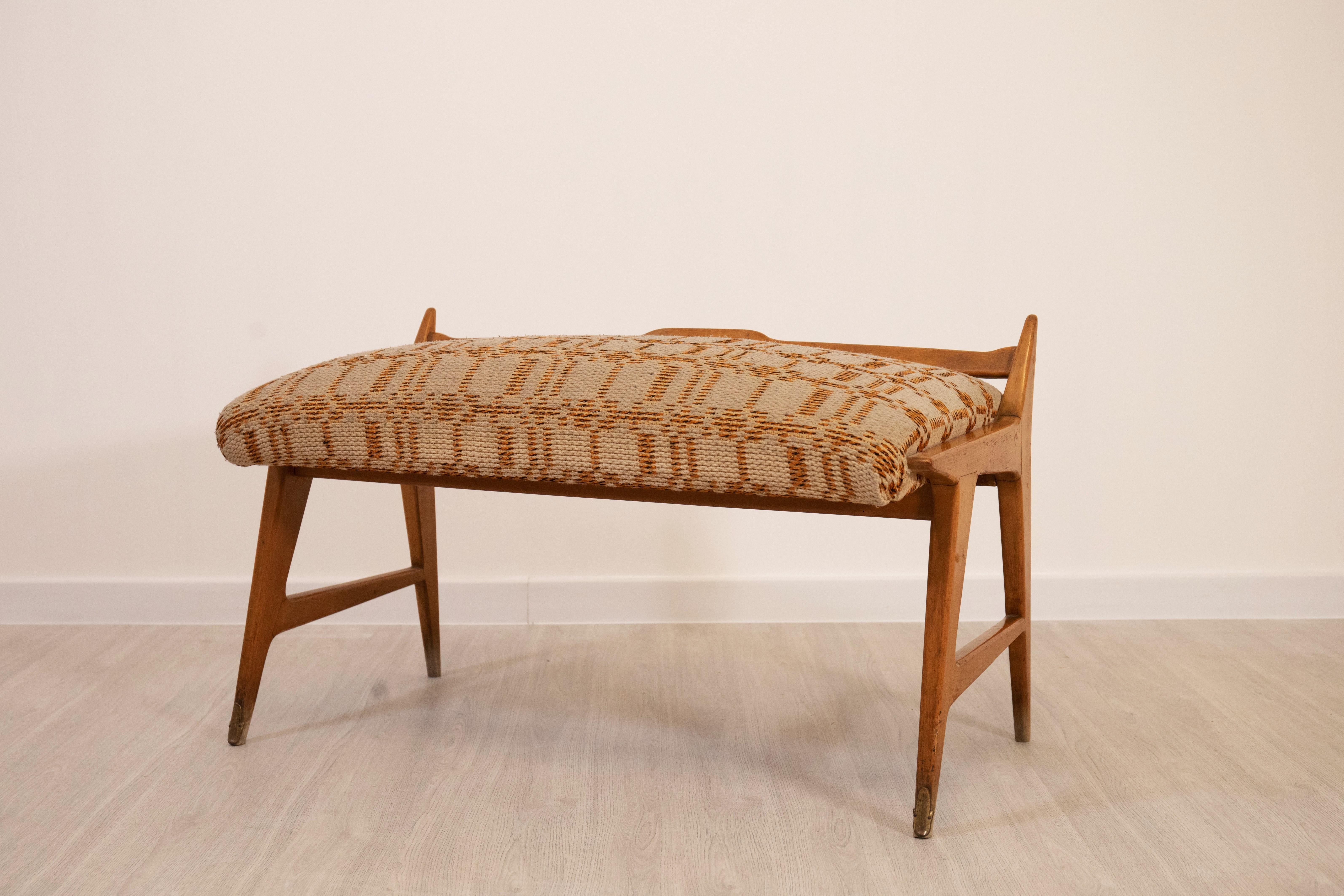 Faszinierende Bank, die Gio Ponti zugeschrieben wird, hergestellt in Italien in den 1950er Jahren, ein Symbol des modernen Designs der Jahrhundertmitte. Holzgestell mit eleganten Linien und gepolstertem Sitz mit Originalstoff in einem