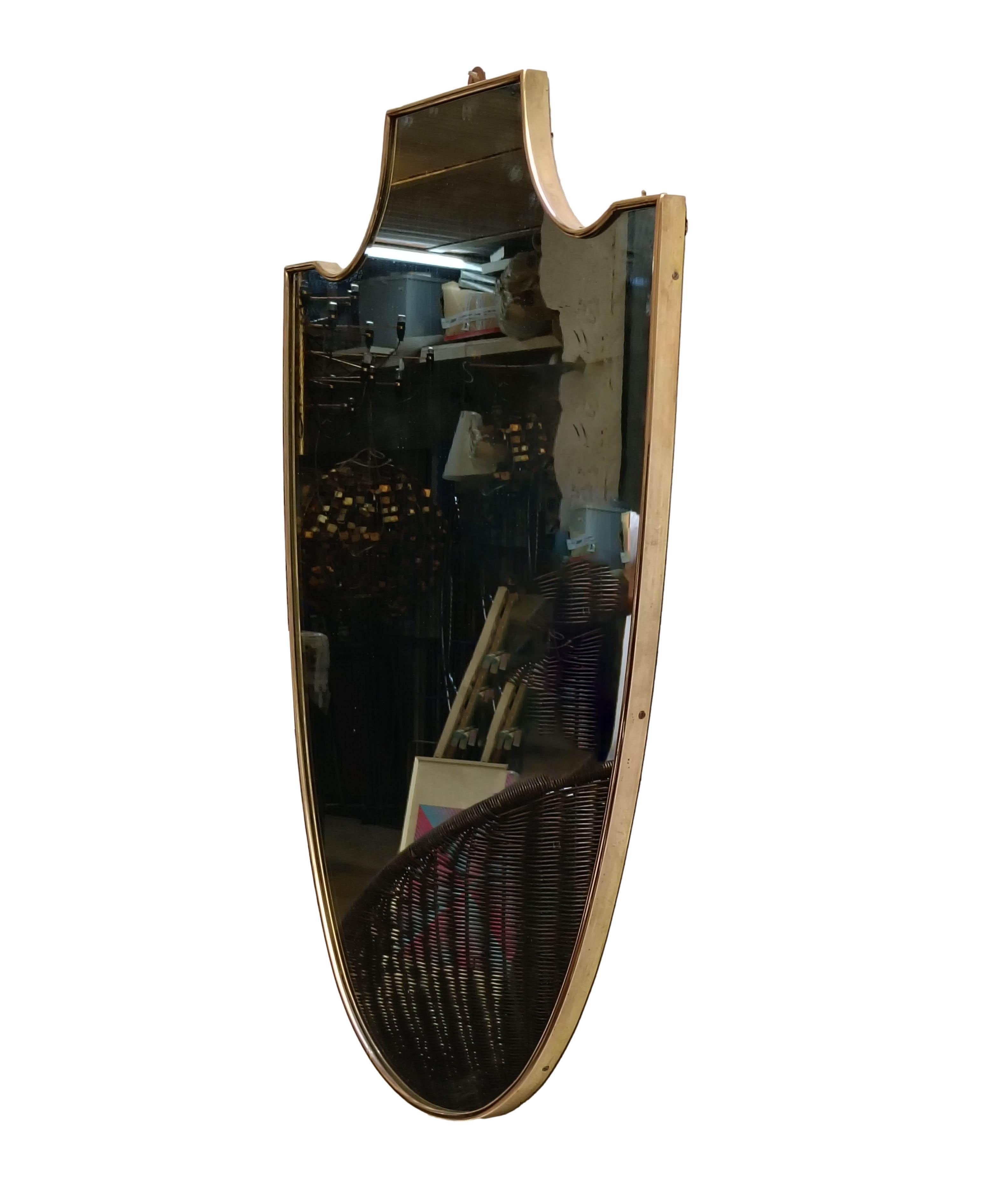 Mid-Century Modern Gio Ponti Attr. Specchio da Parete a Scudo in Ottone, Italia 1950s en vente
