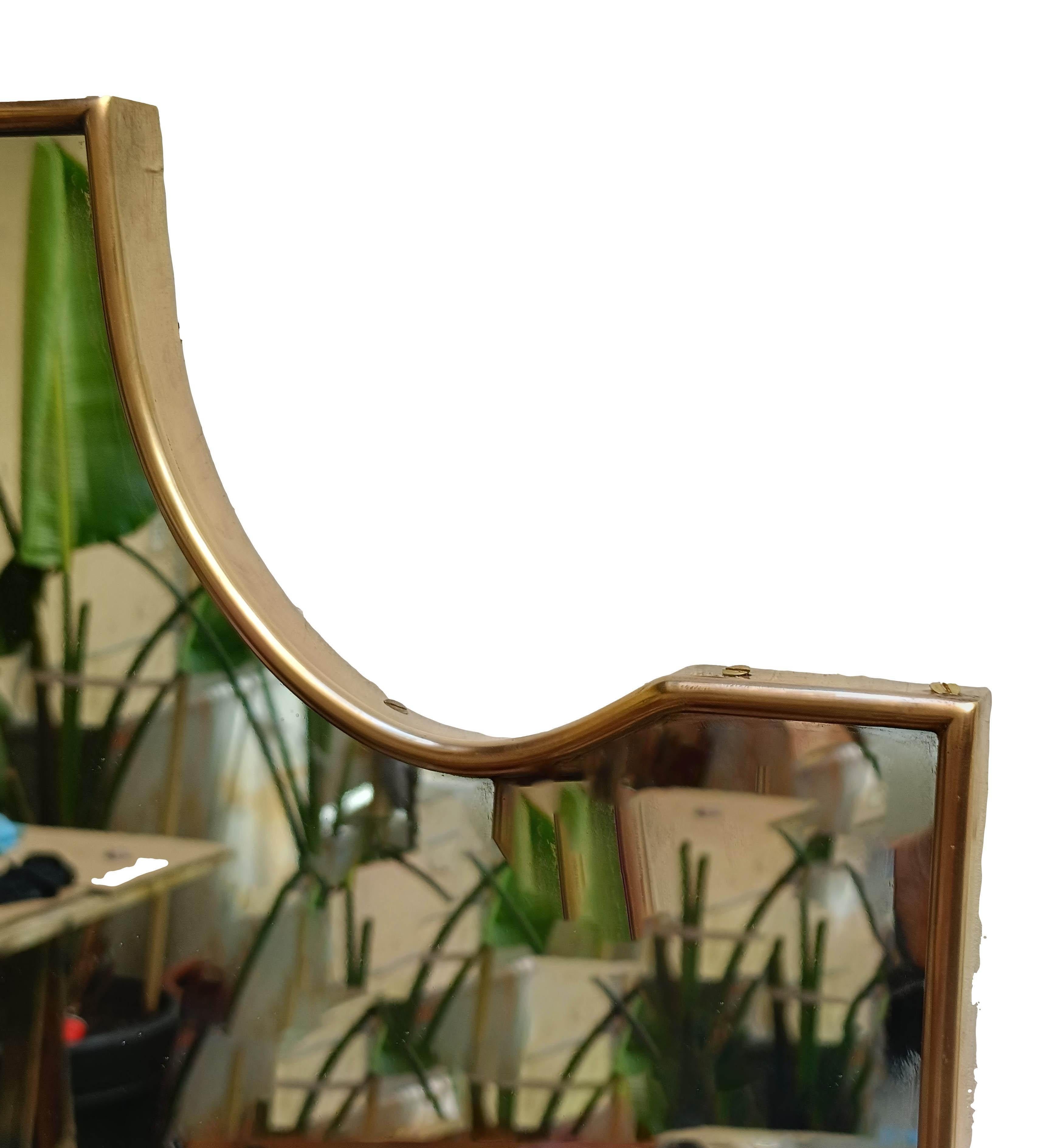 Mid-20th Century Gio Ponti Attr. Specchio da Parete a Scudo in Ottone, Italia 1950s en vente