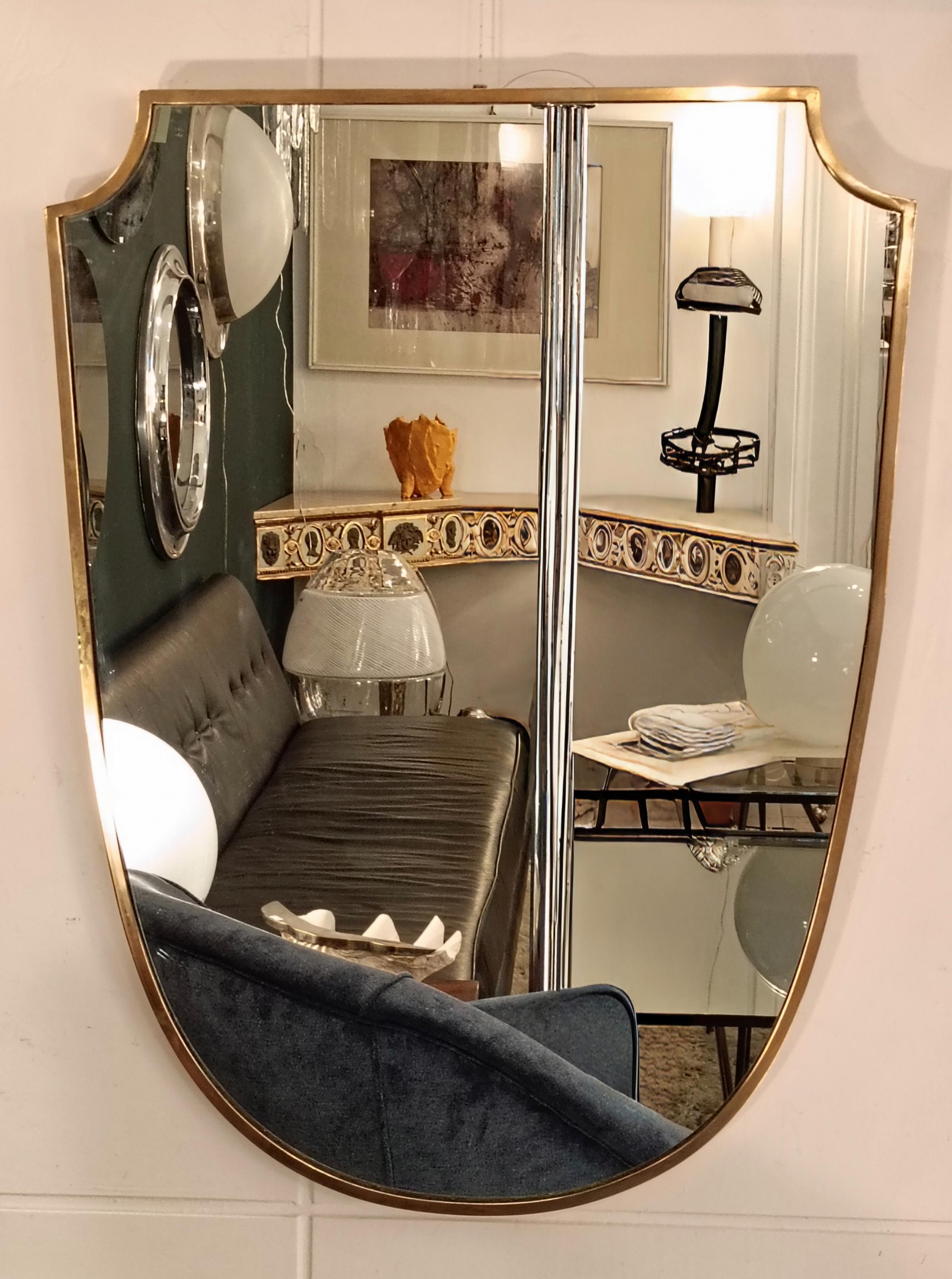 Bellissimo specchio a forma di scudo con cornice in ottone massiccio. Questo specchio incredibilmente elegante è attribuito a Gio Ponti ed è stato realizzato in Italia negli anni '60.
Ha una cornice realizzata in ottone massiccio, che lo rende