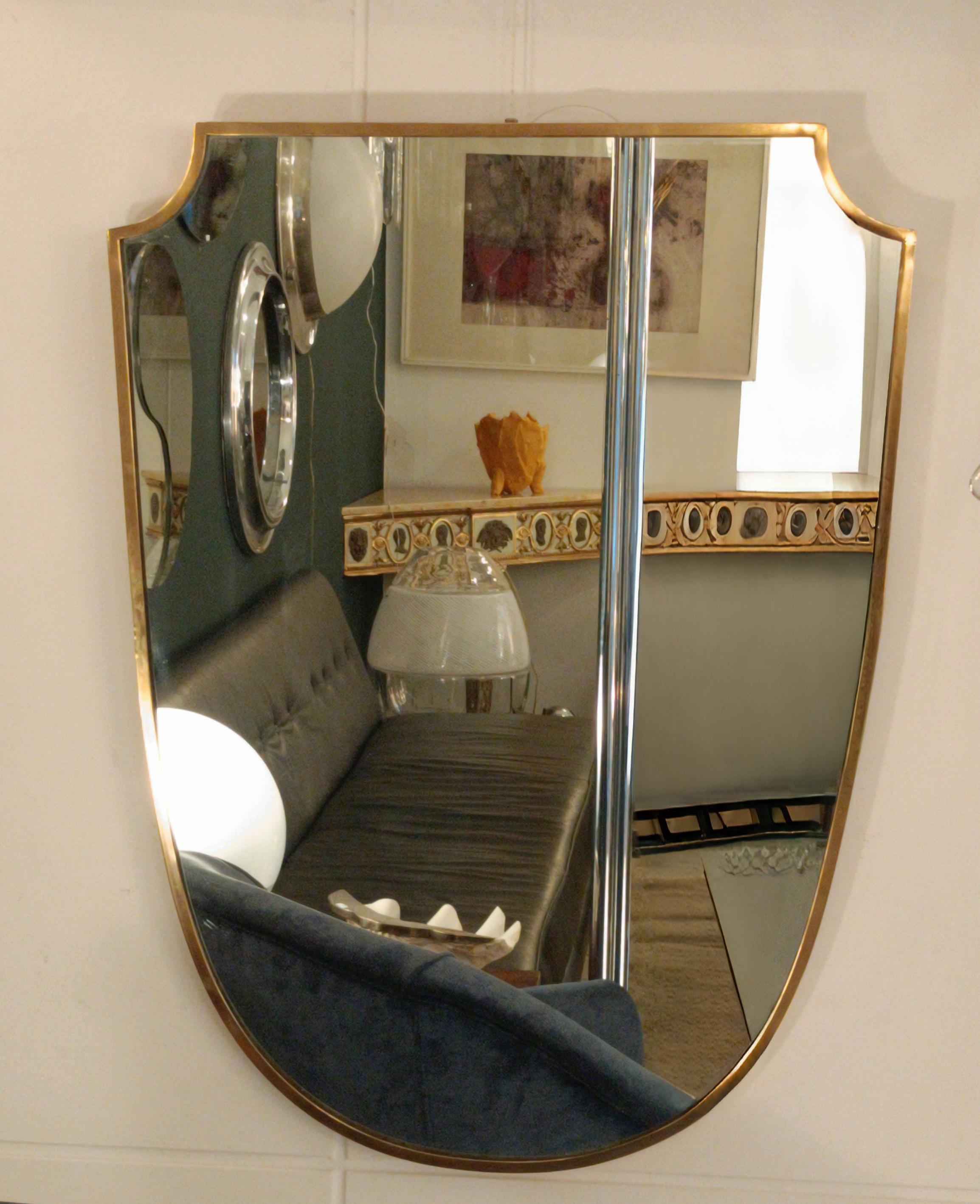 Mid-Century moderno Gio Ponti Attr. Specchio da Parete a Scudo in Ottone, Italia 1960s in vendita