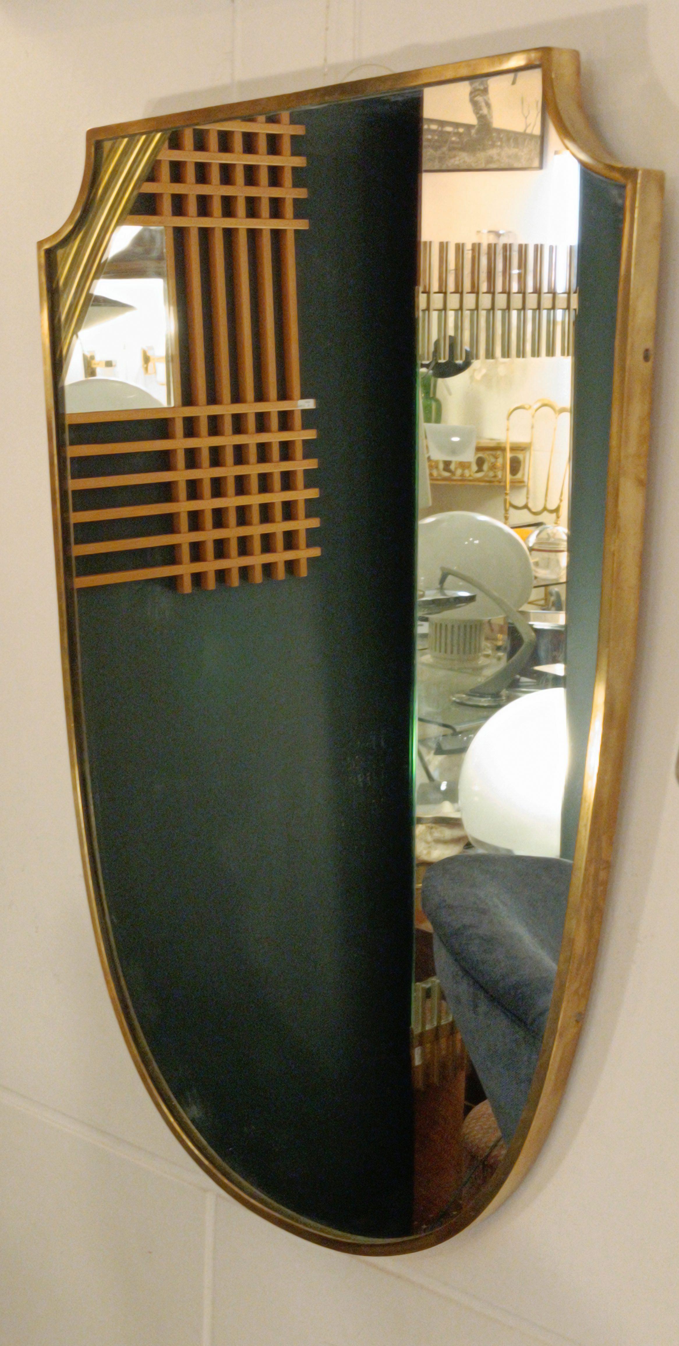 Italian Gio Ponti Attr. Specchio da Parete a Scudo in Ottone, Italia 1960s in vendita