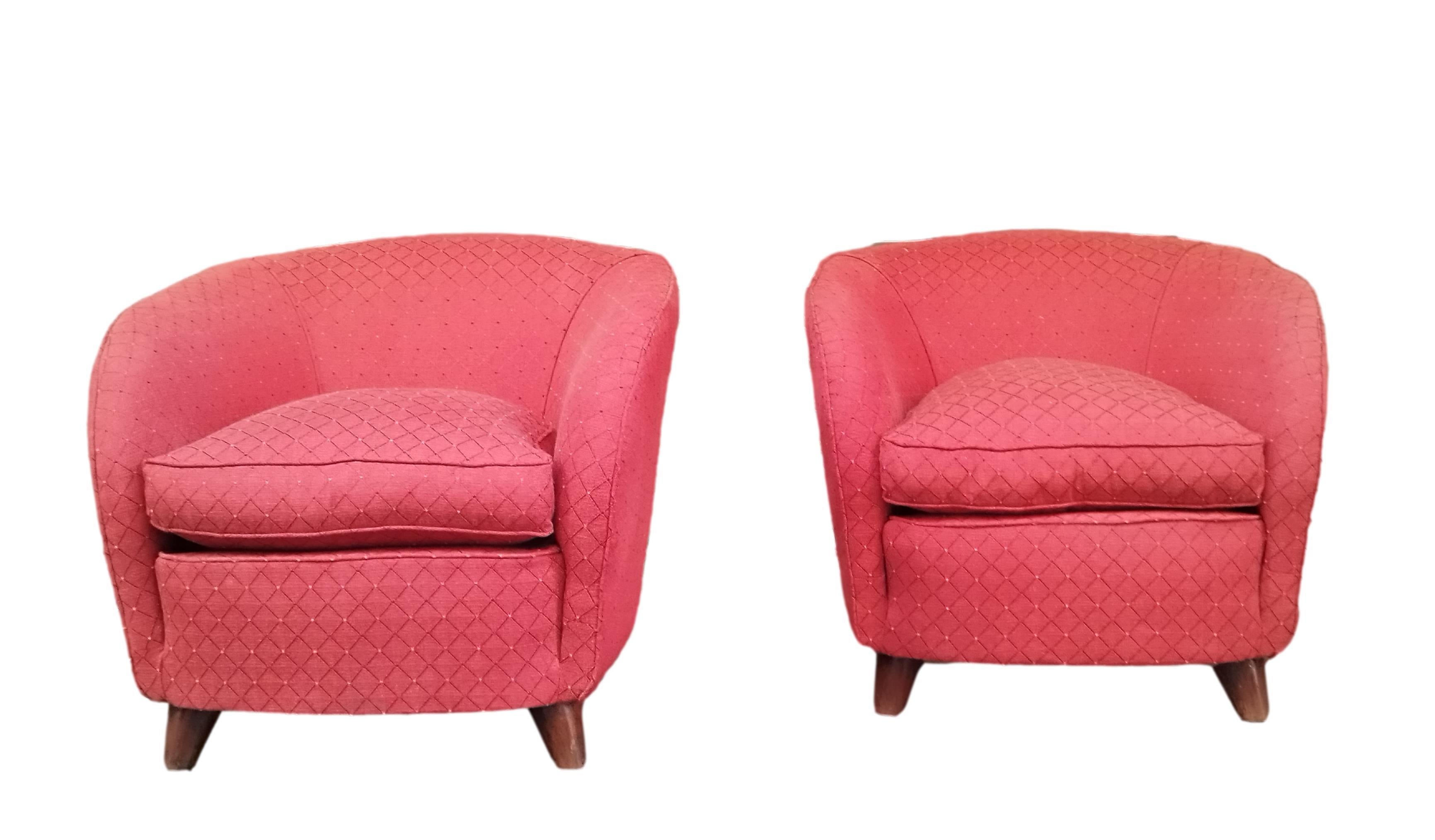 A beautiful pair of curved armchairs upholstered in a luxurious vintage fabric preserved from the 1950s. Made in the style of the renowned Italian designer Gio Ponti. A timeless classic design in these sculptural armchairs that match many interior