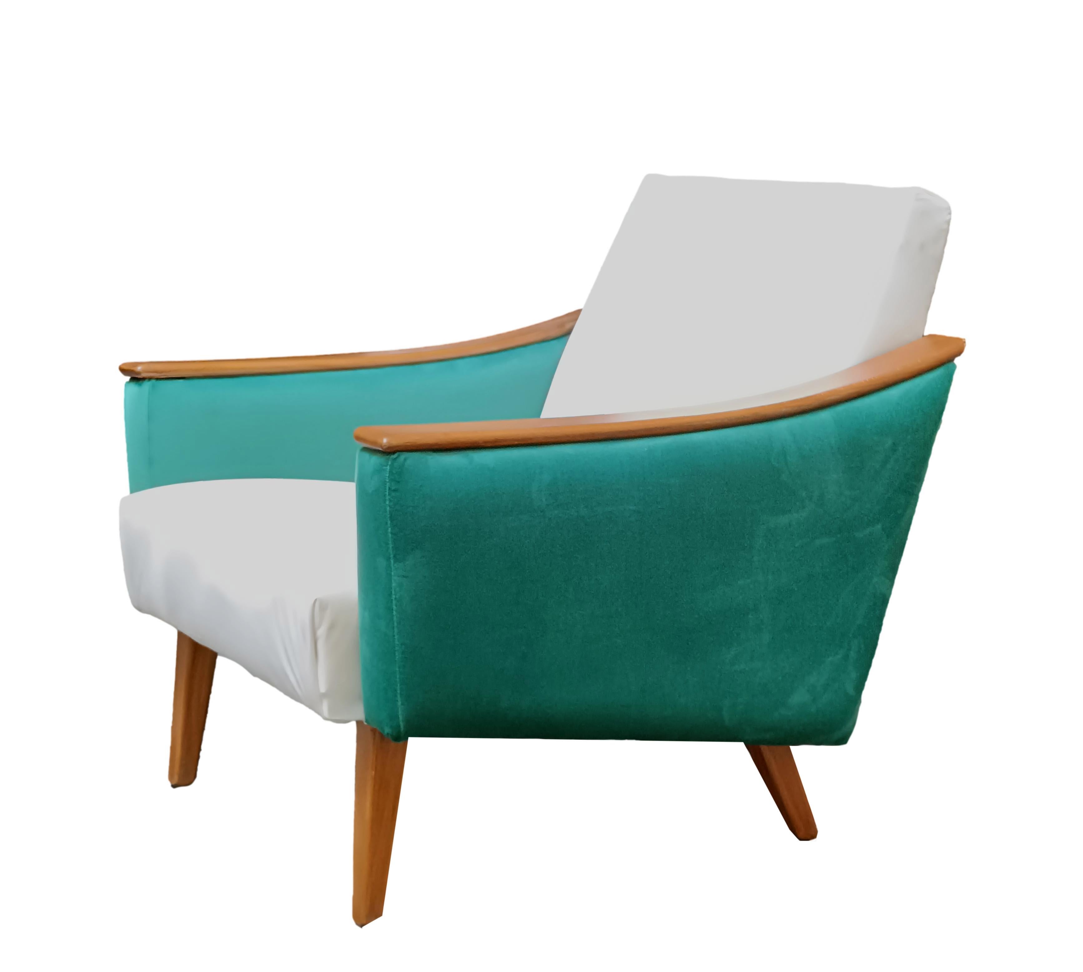 Magnifique fauteuil en velours vert et blanc avec cadre en bois naturel et éléments des années 1960 dans le style de Gio Ponti, entièrement restauré. Sièges très confortables. La conception en tant que  Gianfranco Frattini, Cassina, Osvaldo Borsani,