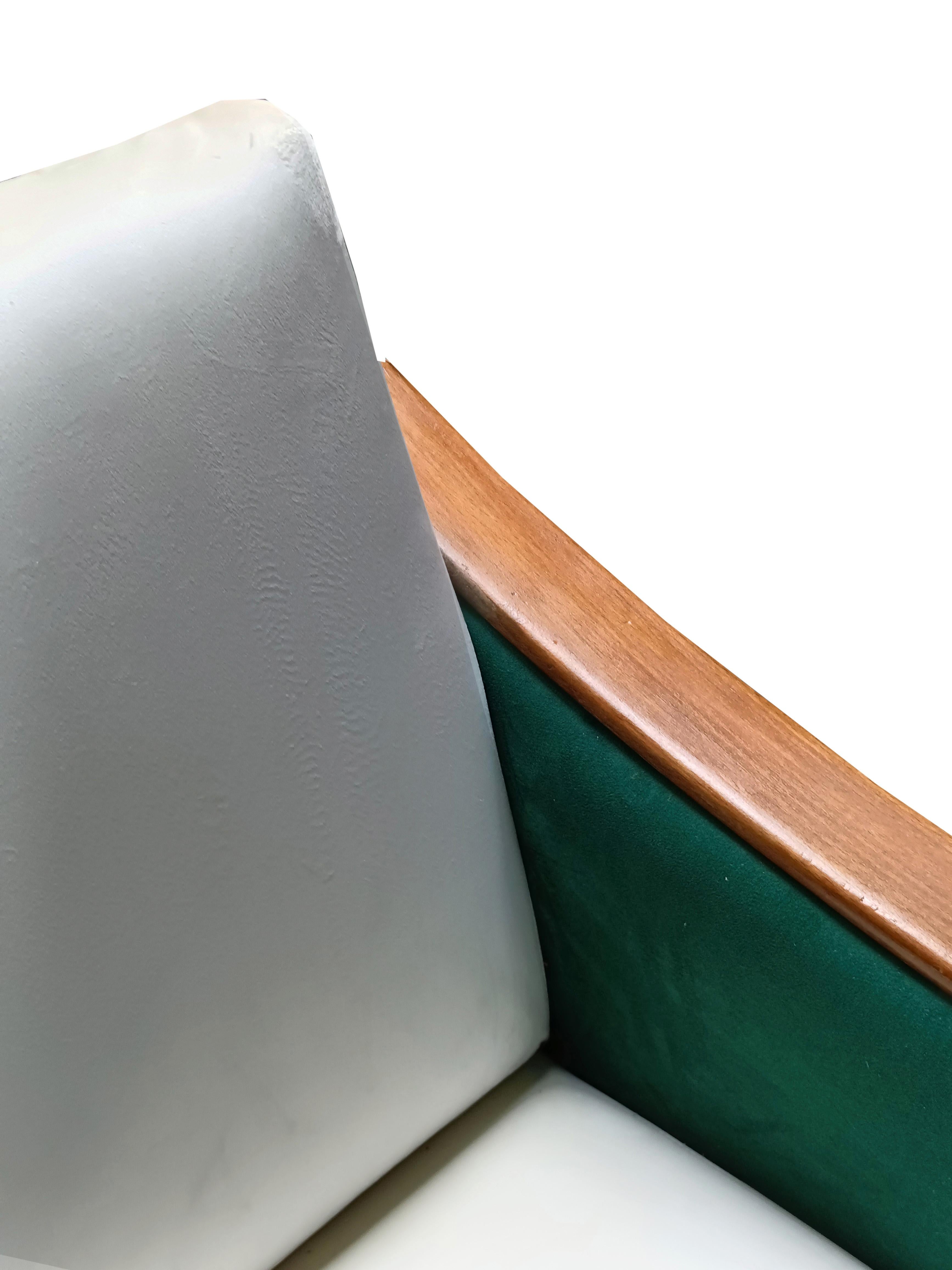 Mid-20th Century Fauteuil sinueux de style Gio' Ponti en tissu blanc et vert, Italie, années 1960 en vente