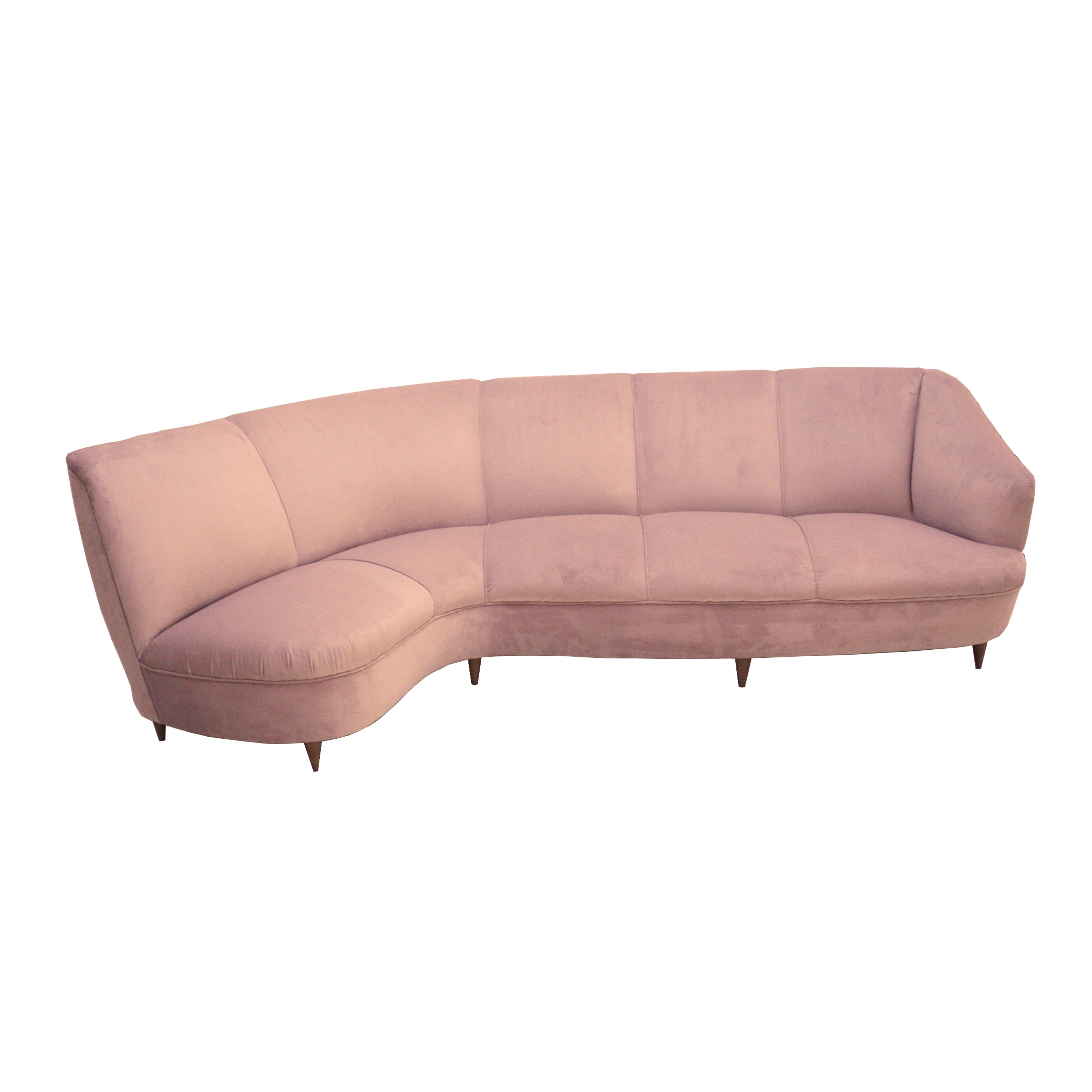 Midcentury semi-curved sofa attributed to Gio Ponti. Made of solid wood structure, reupholstered in pastel pink cotton velvet and conical shape wood legs, Italy, 1940s.




   
