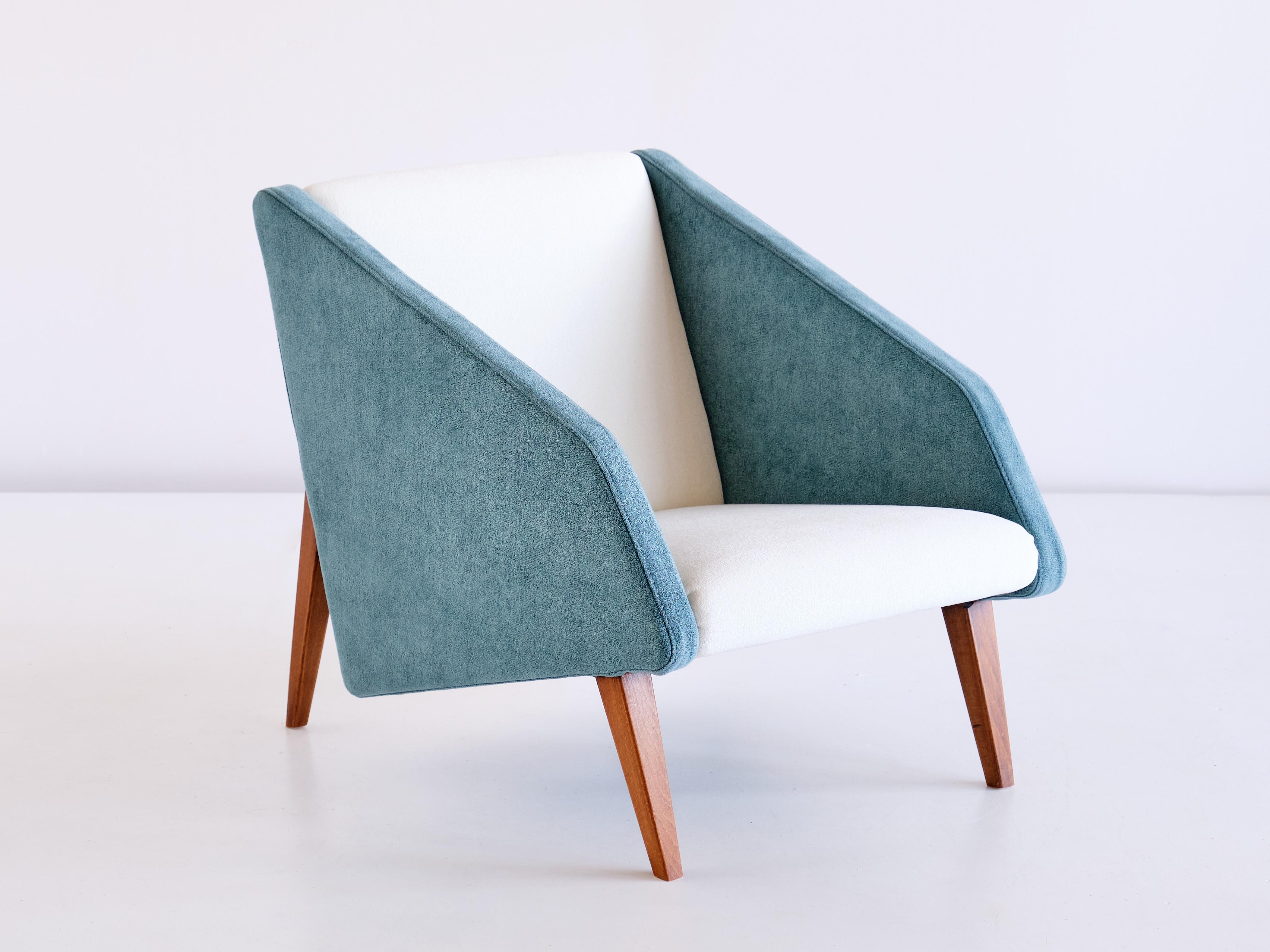 This rare armchair was produced in Italy in the late 1950s. The design is attributed to Gio Ponti. The geometric shape and the angled placement of the seat make this a distinct, modern design. The tapered legs are in solid beech wood. The armrests