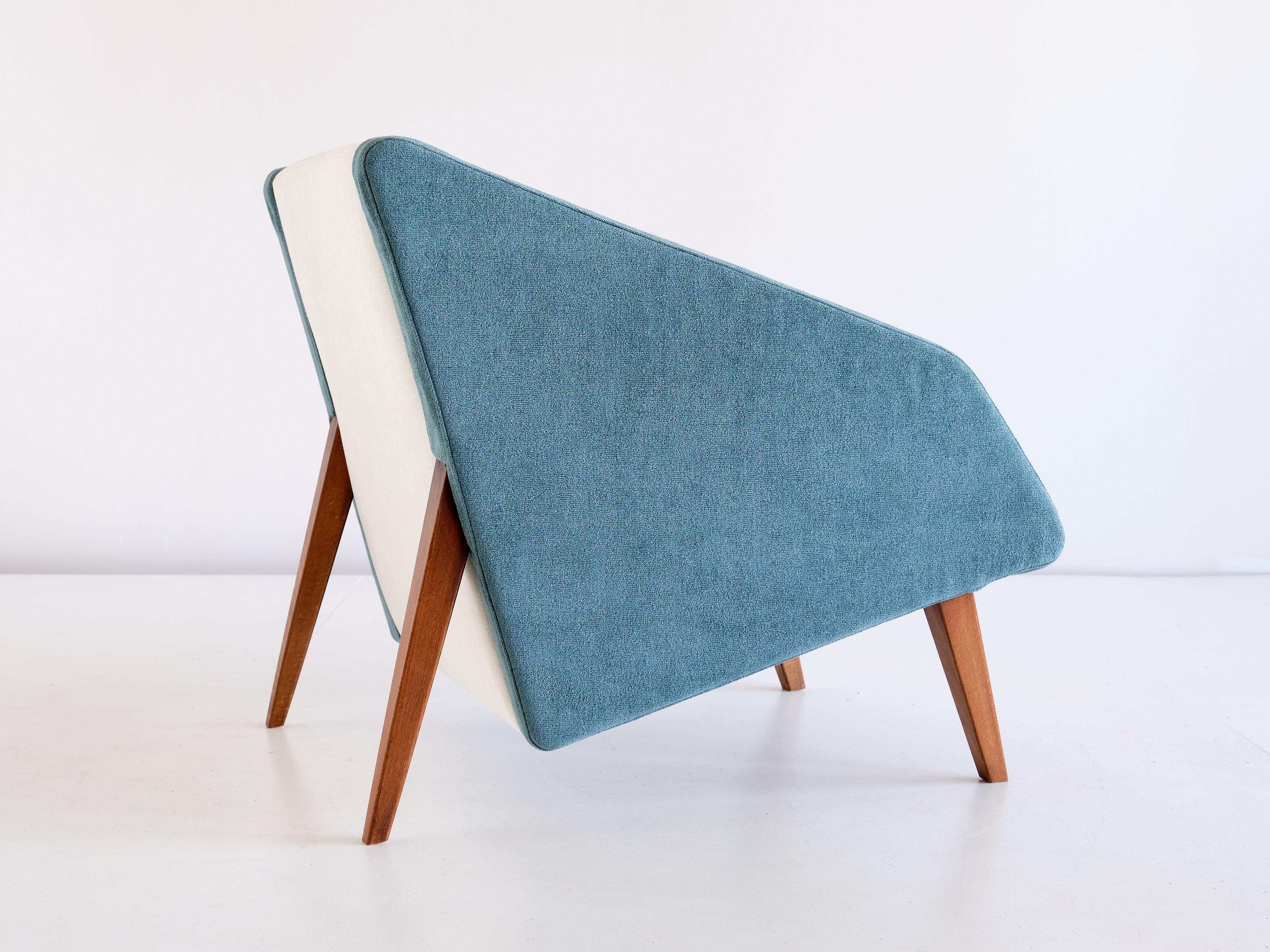 Gio Ponti Attributed Armchair in Lelièvre Fabric and Beech, Italy, Late, 1950s In Good Condition For Sale In The Hague, NL