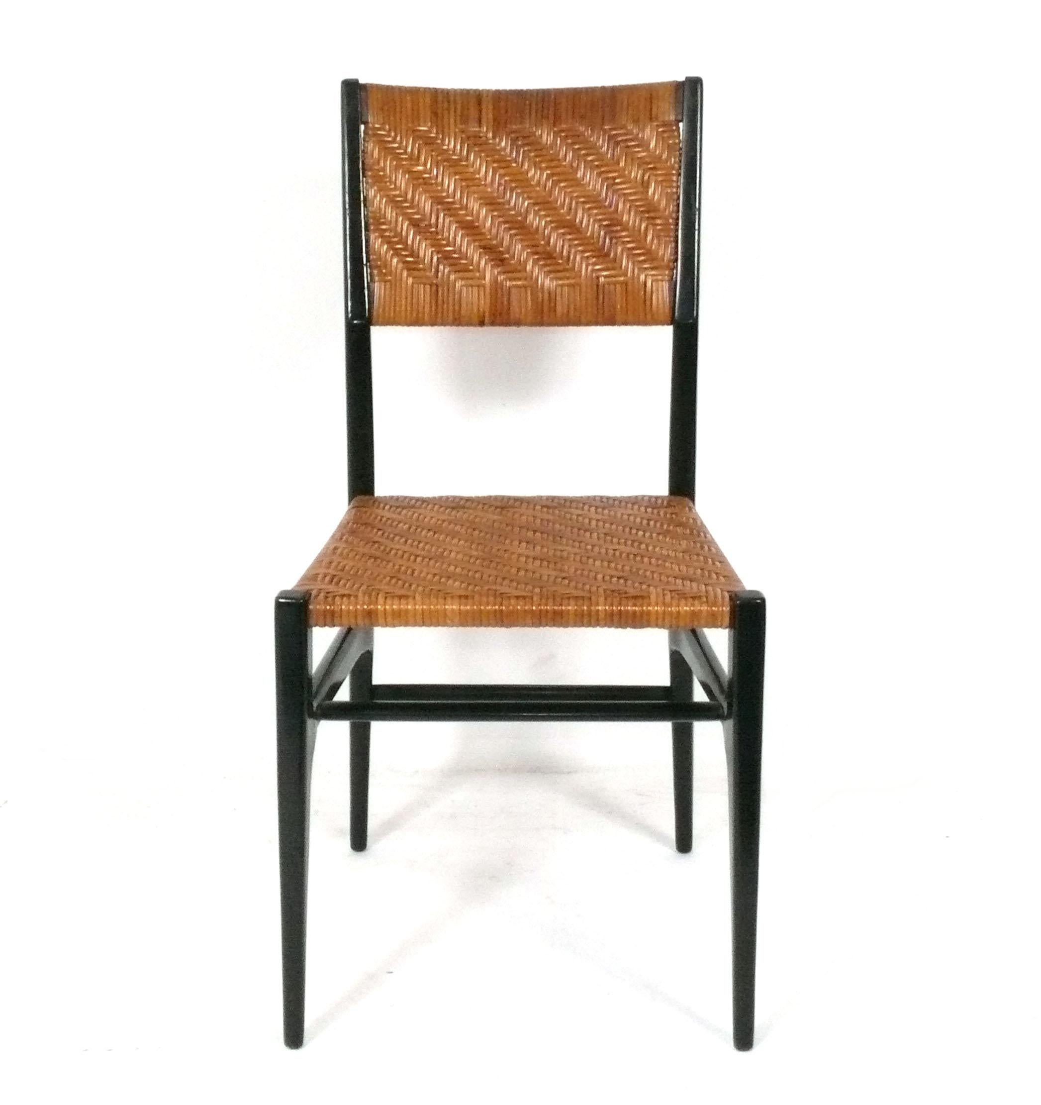 Set di sei sedie da pranzo di metà secolo, attribuite a Gio Ponti, Italia, anni '50 circa. Hanno una struttura in legno color espresso profondo e un'imbottitura in canna intrecciata. 