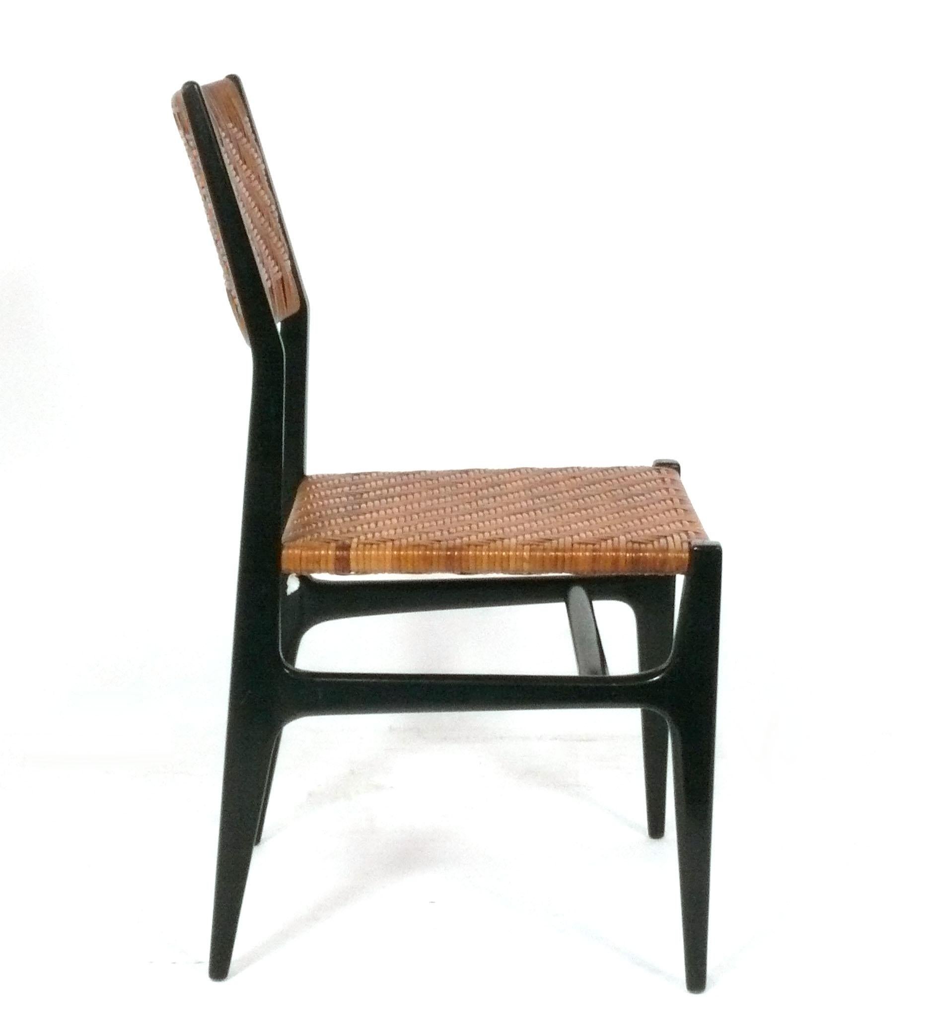 Mid-Century moderno Set di sei sedie da pranzo in canna intrecciata di Gio Ponti, attribuite alla metà del secolo scorso in vendita