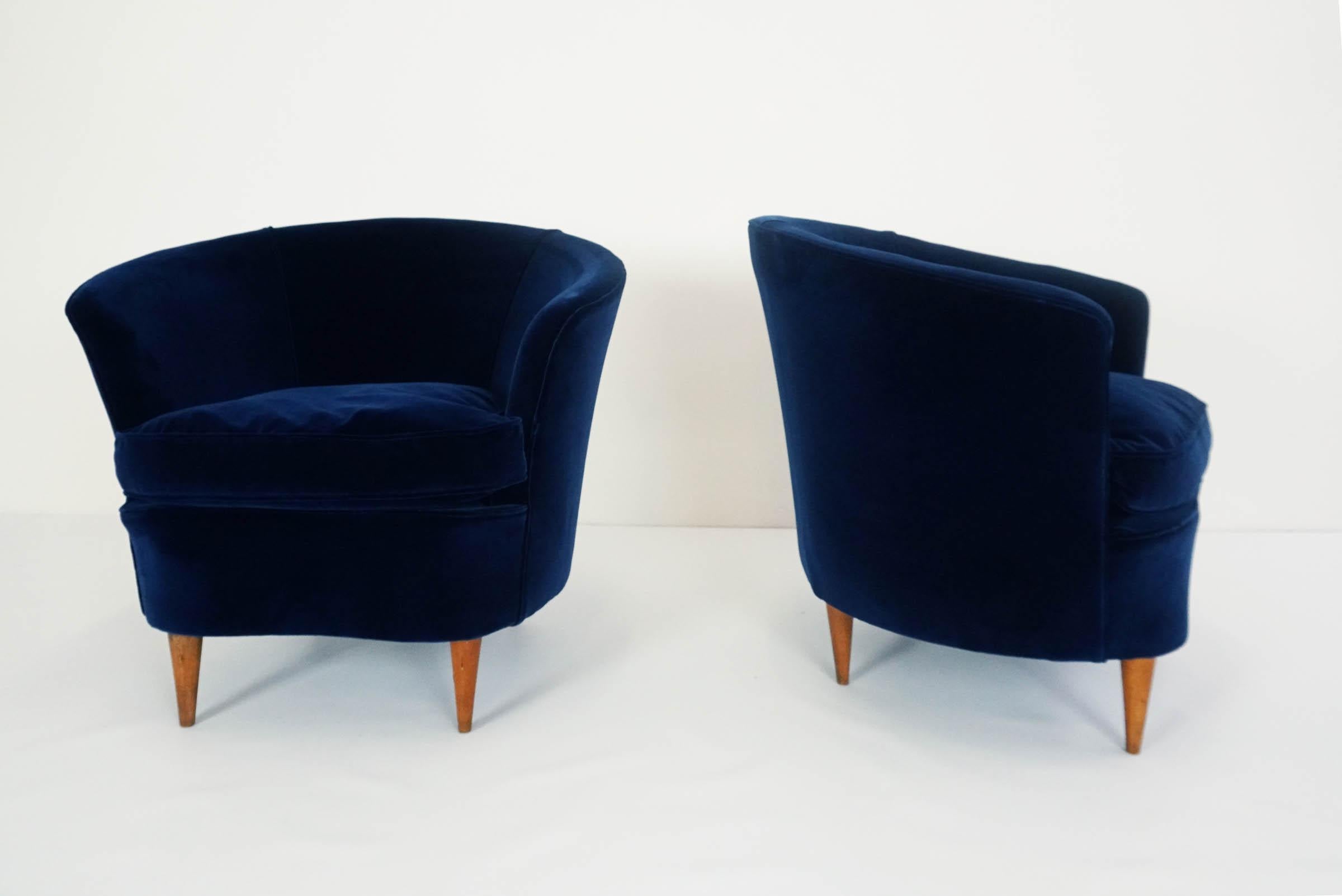 Mid-Century Modern Gio Ponti Attributed, Pair of Cozy 'Shell' Armchairs