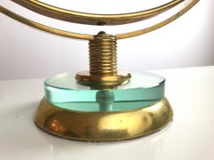 Miroir de coiffeuse rond attribué à Gio Ponti sur un support en laiton et en verre