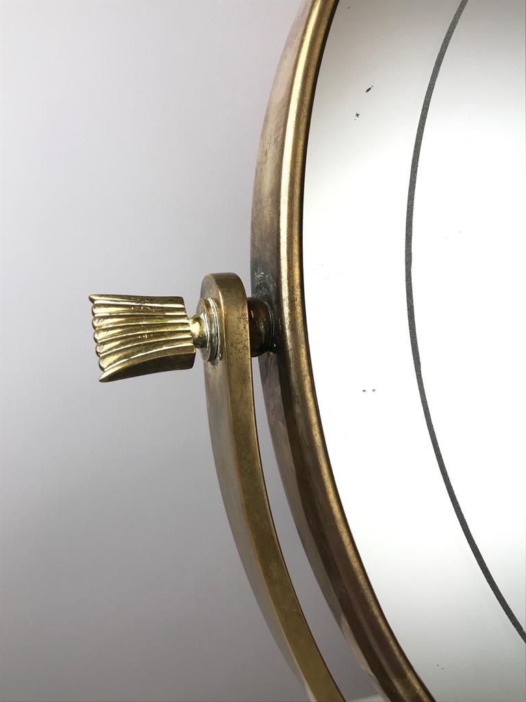 italien Miroir de coiffeuse rond attribué à Gio Ponti sur un support en laiton et en verre