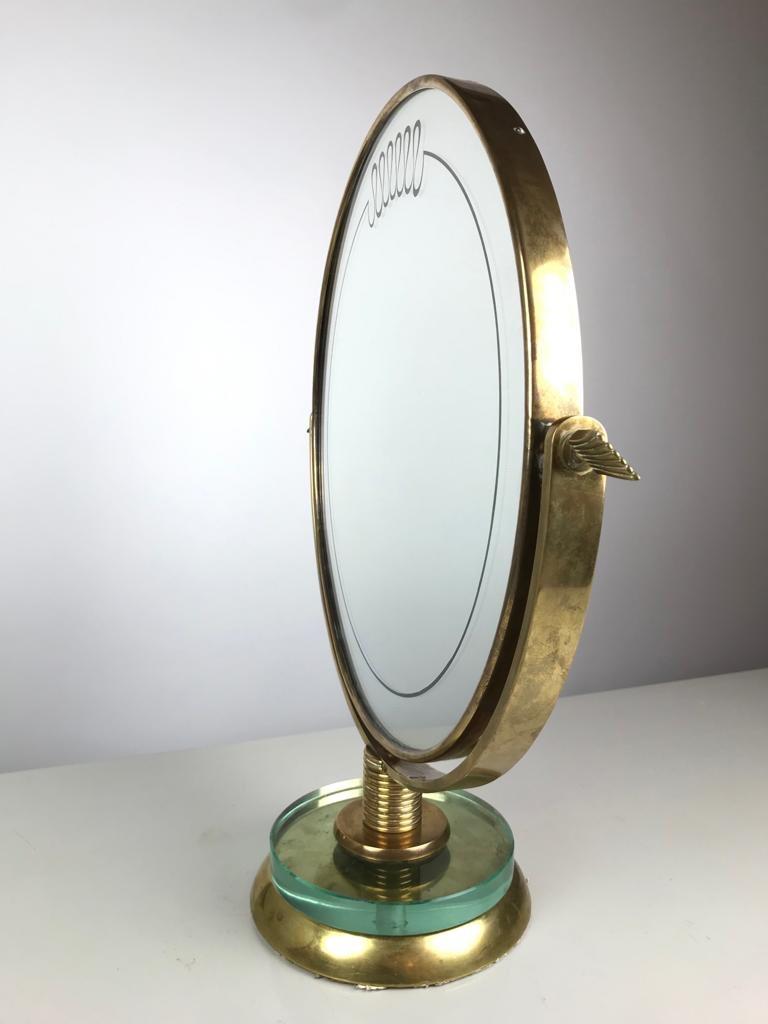 Miroir de coiffeuse rond attribué à Gio Ponti sur un support en laiton et en verre Bon état à London, GB