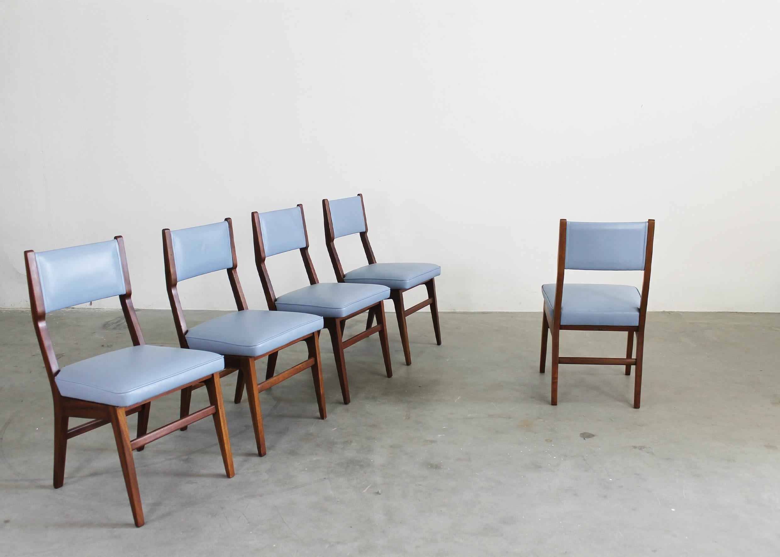 Cuir Gio Ponti ( Attribué à) Ensemble de cinq chaises en bois et en cuir par ISA Bergamo en vente