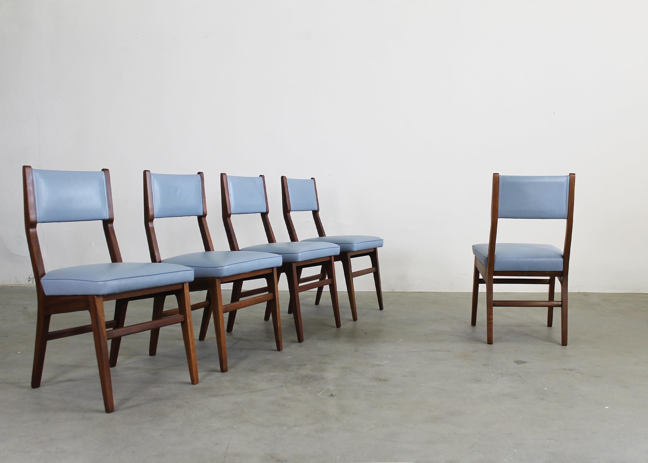 Milieu du XXe siècle Gio Ponti ( Attribué à) Ensemble de cinq chaises en bois et en cuir par ISA Bergamo en vente