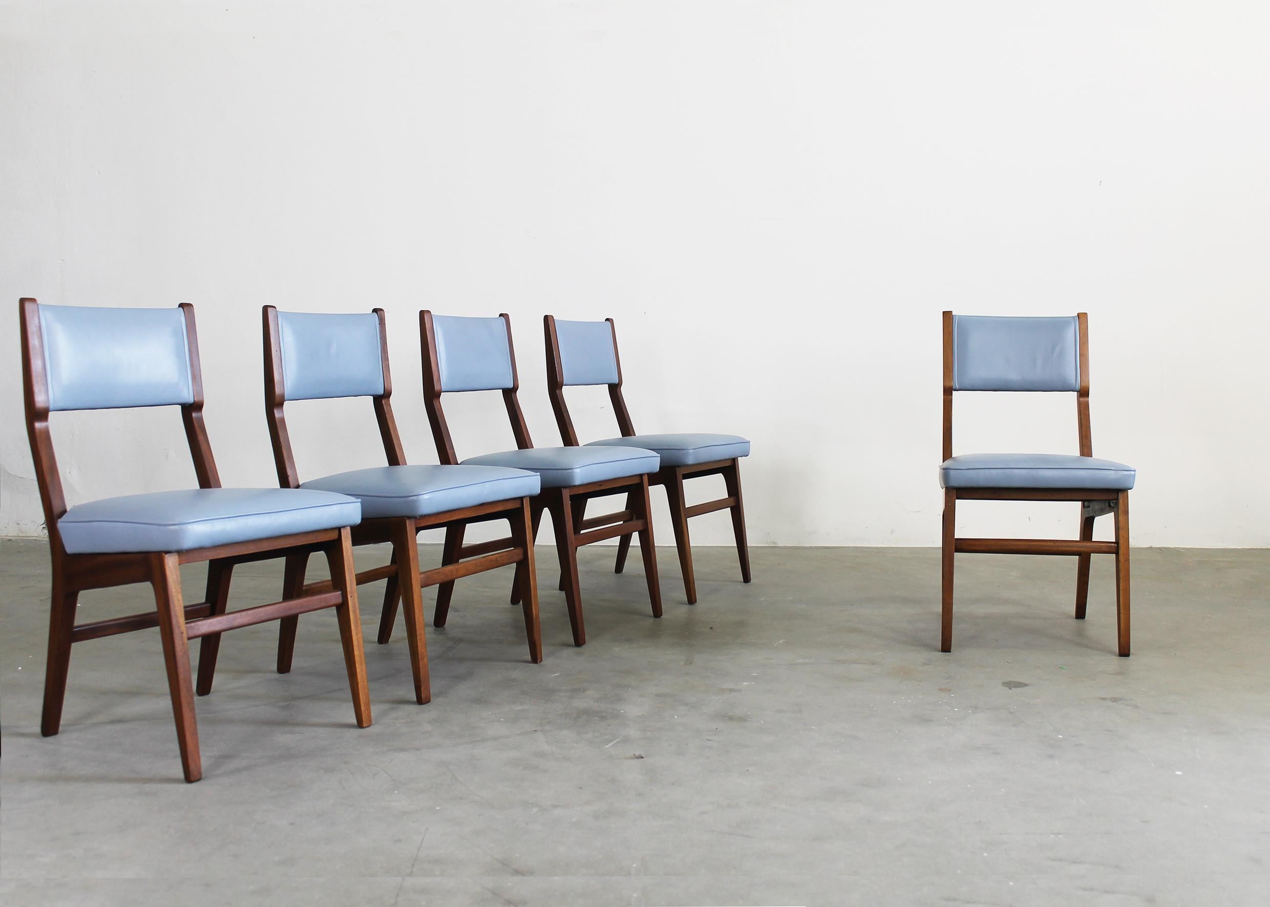 italien Gio Ponti ( Attribué à) Ensemble de cinq chaises en bois et en cuir par ISA Bergamo en vente