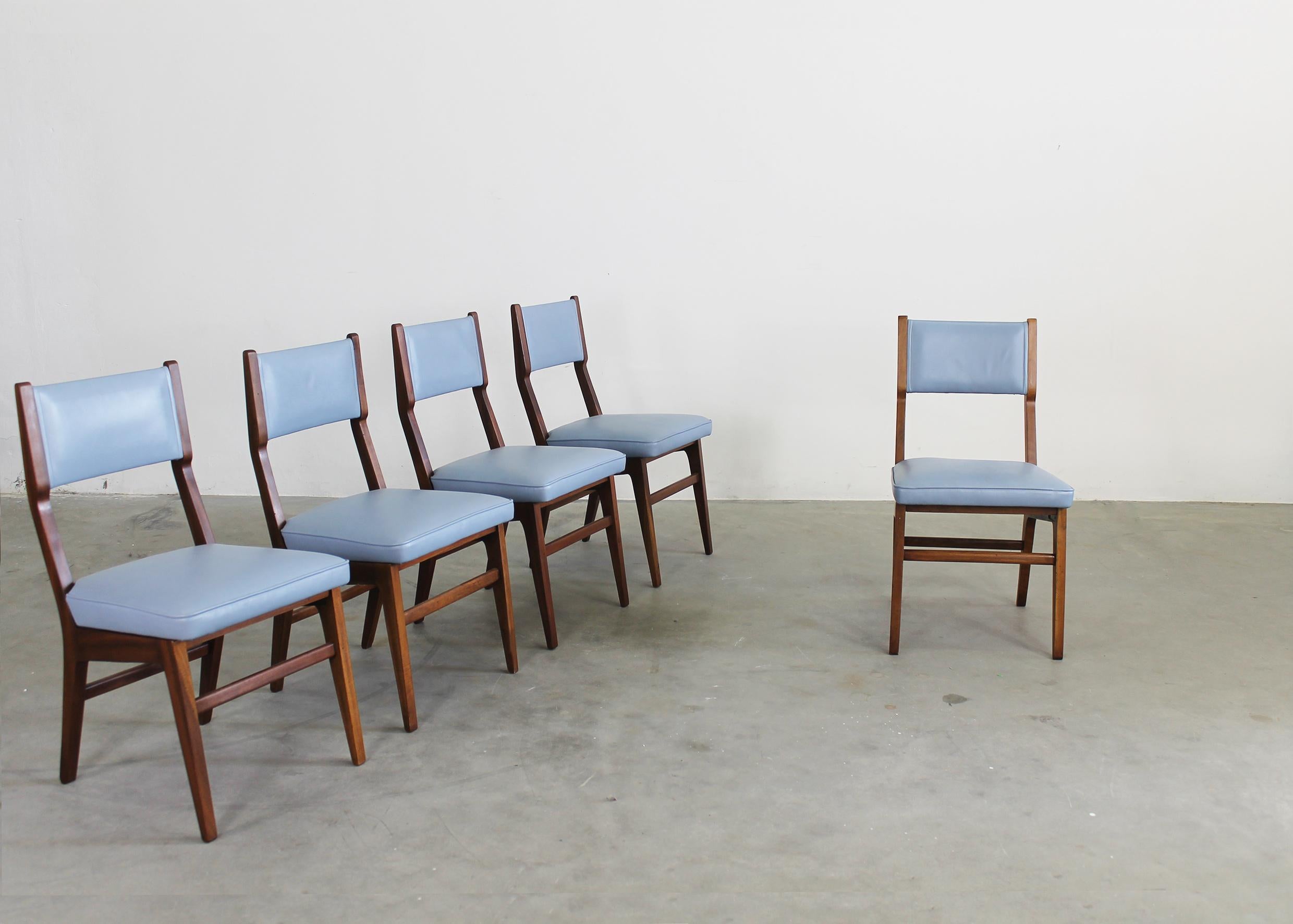 Autre Gio Ponti ( Attribué à) Ensemble de cinq chaises en bois et en cuir par ISA Bergamo en vente