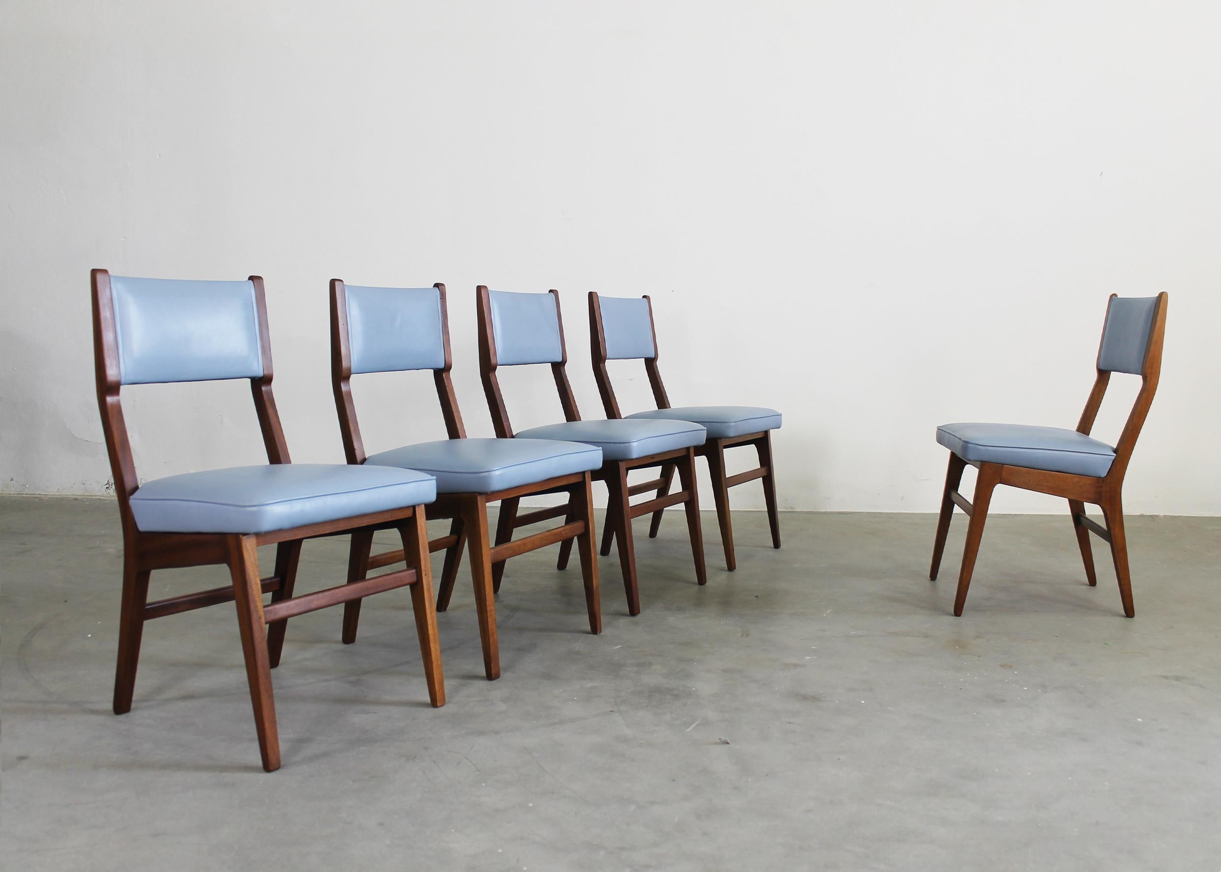 Gio Ponti ( Attribué à) Ensemble de cinq chaises en bois et en cuir par ISA Bergamo Bon état - En vente à Montecatini Terme, IT