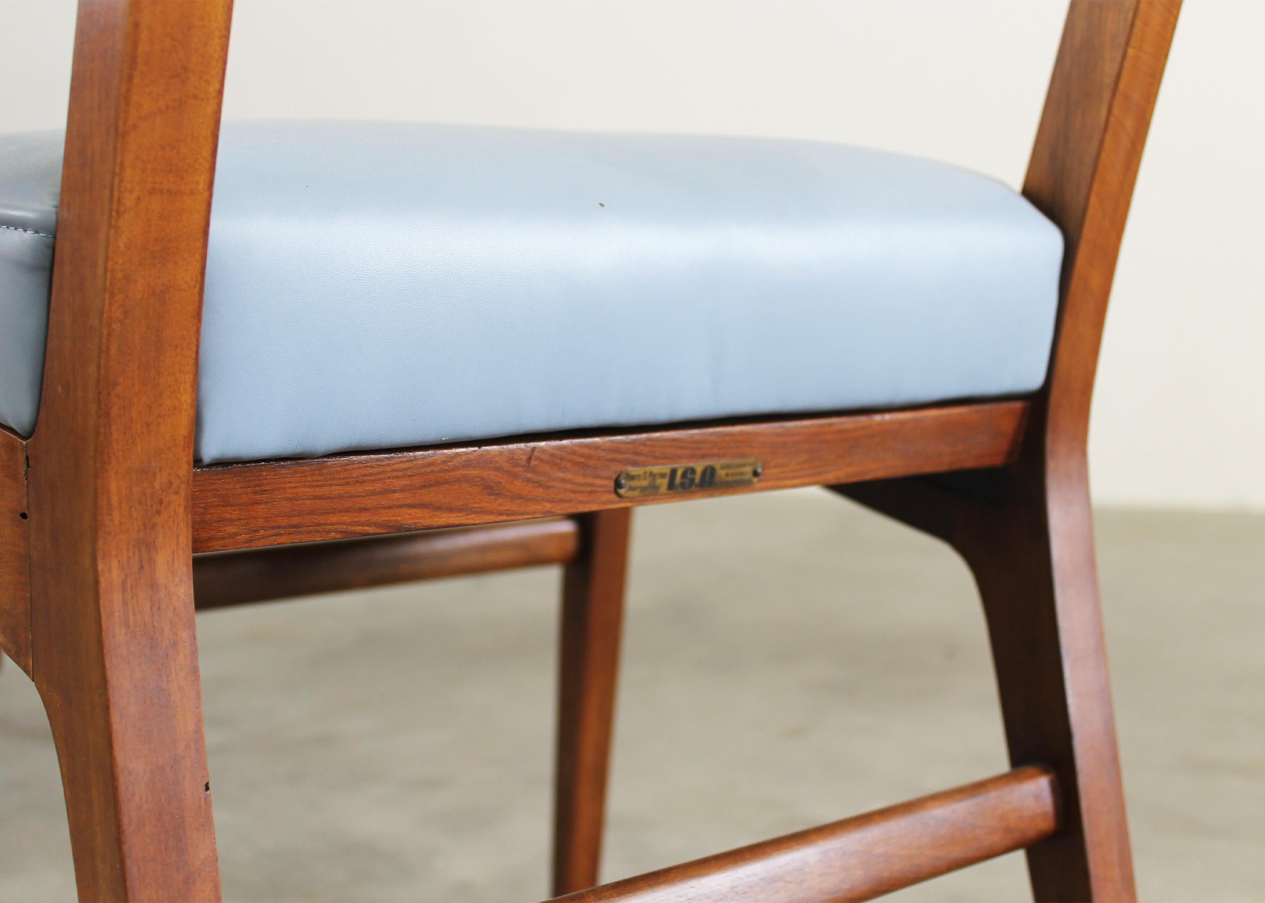 Gio Ponti ( Attribué à) Ensemble de cinq chaises en bois et en cuir par ISA Bergamo en vente 2