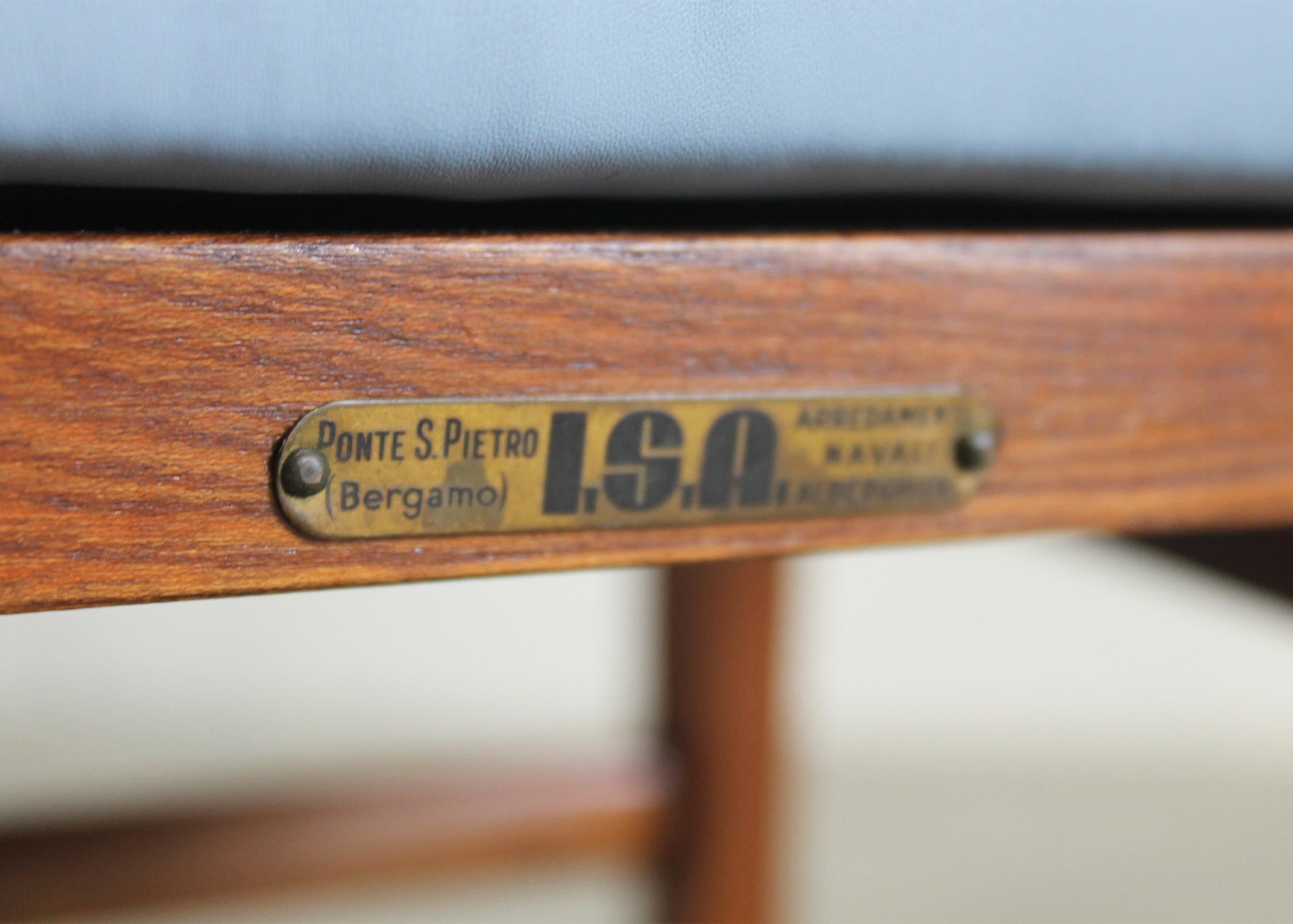 Gio Ponti ( Attribué à) Ensemble de cinq chaises en bois et en cuir par ISA Bergamo en vente 3