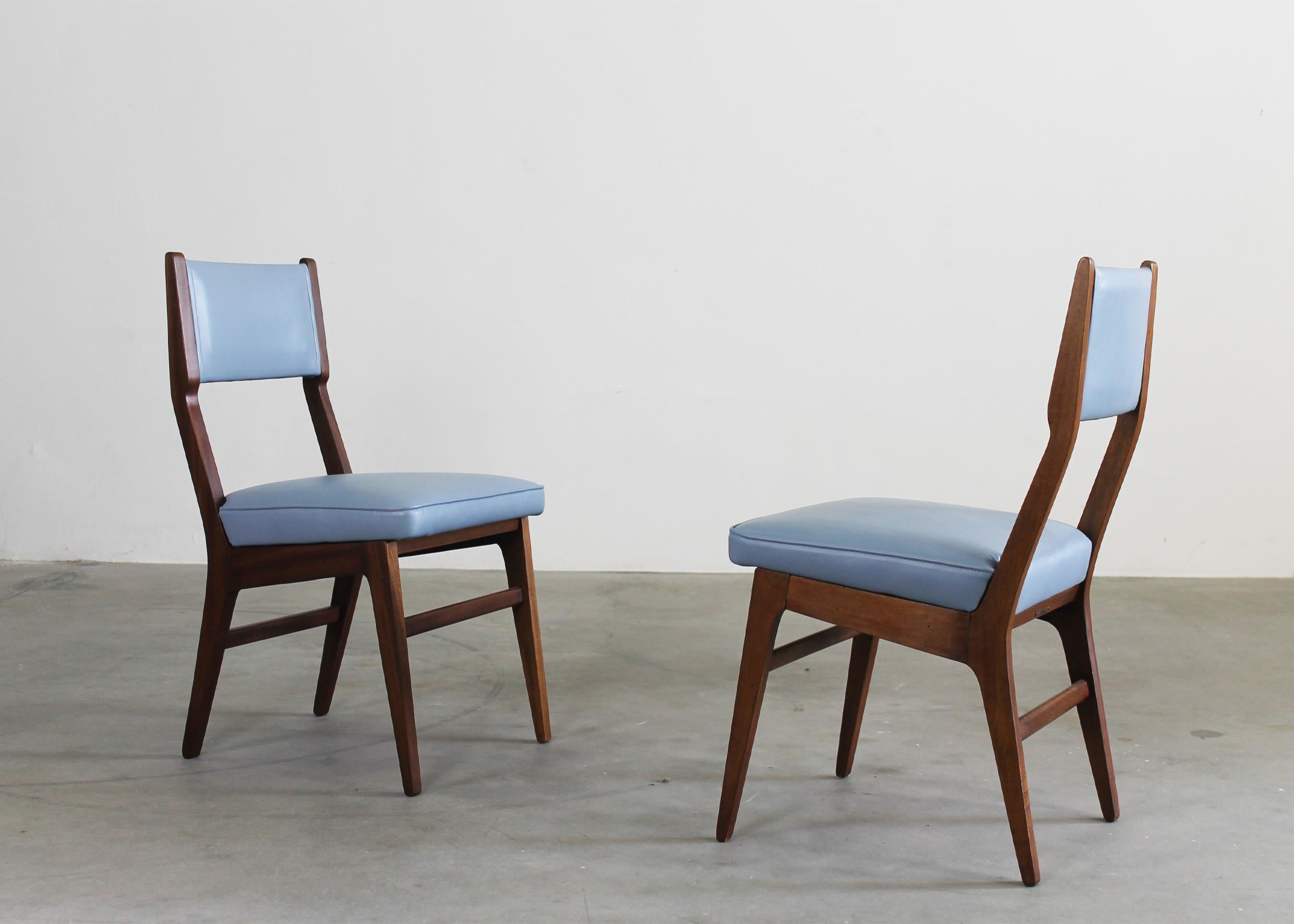 Gio Ponti ( Attribué à) Ensemble de cinq chaises en bois et en cuir par ISA Bergamo en vente 1