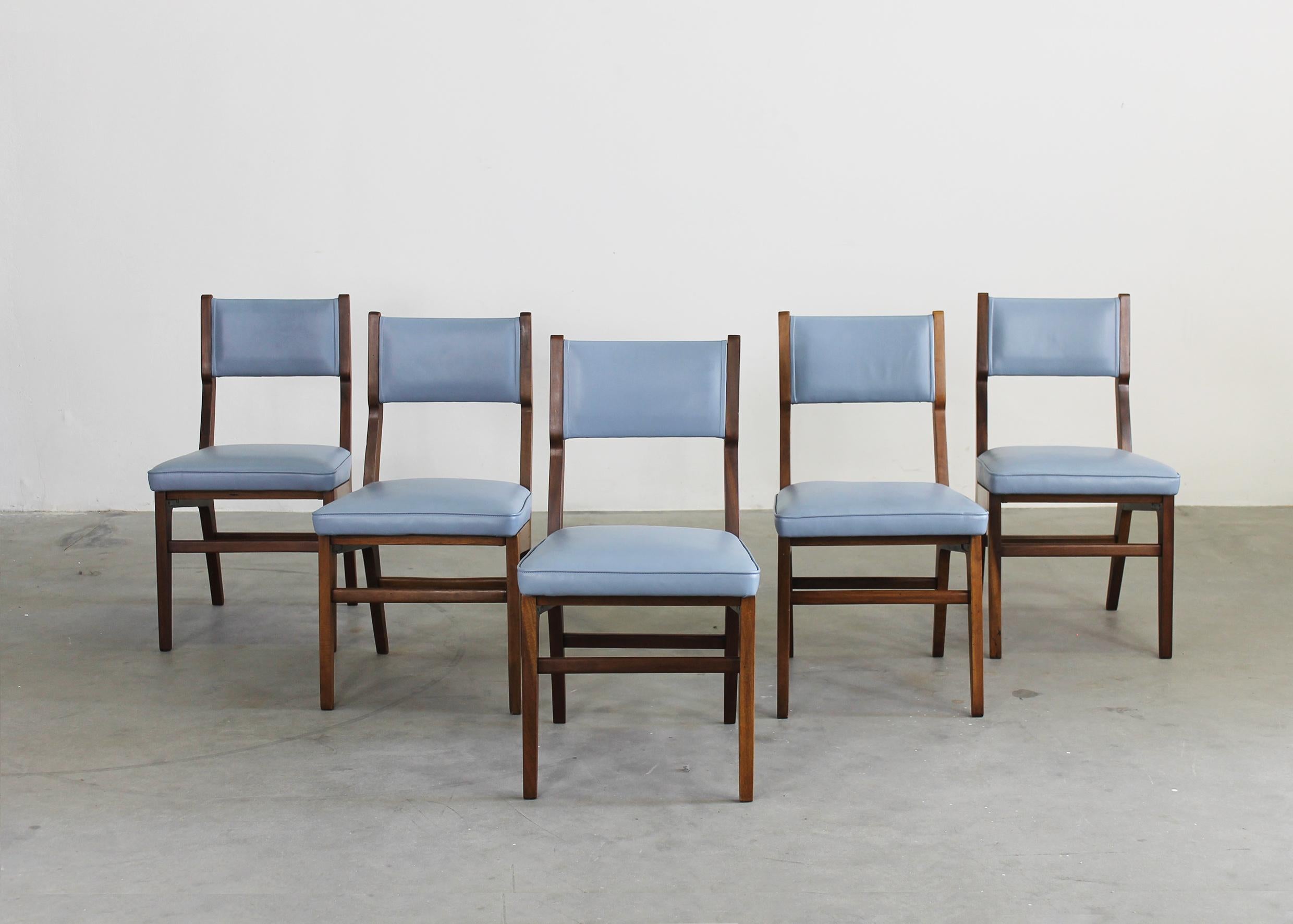 Mid-Century Modern Gio Ponti ( Attribué à) Ensemble de cinq chaises en bois et en cuir par ISA Bergamo en vente