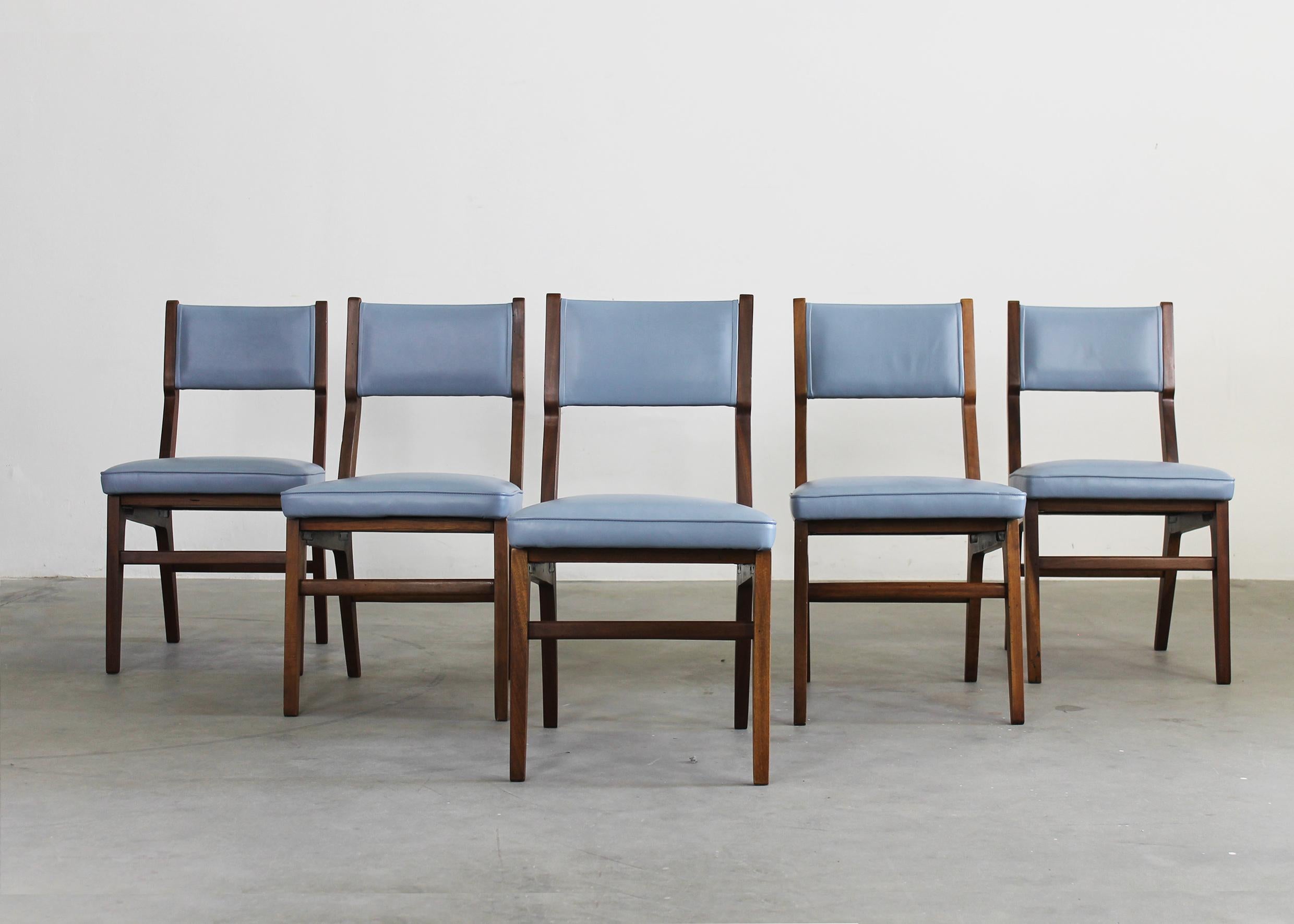 Un ensemble de cinq chaises de salle à manger avec une structure en bois, une assise et un dossier en cuir padré, produit par le fabricant italien ISA Bergamo. Le design de cet ensemble est attribué à Gio Ponti. 
Ces chaises sont parfaites pour