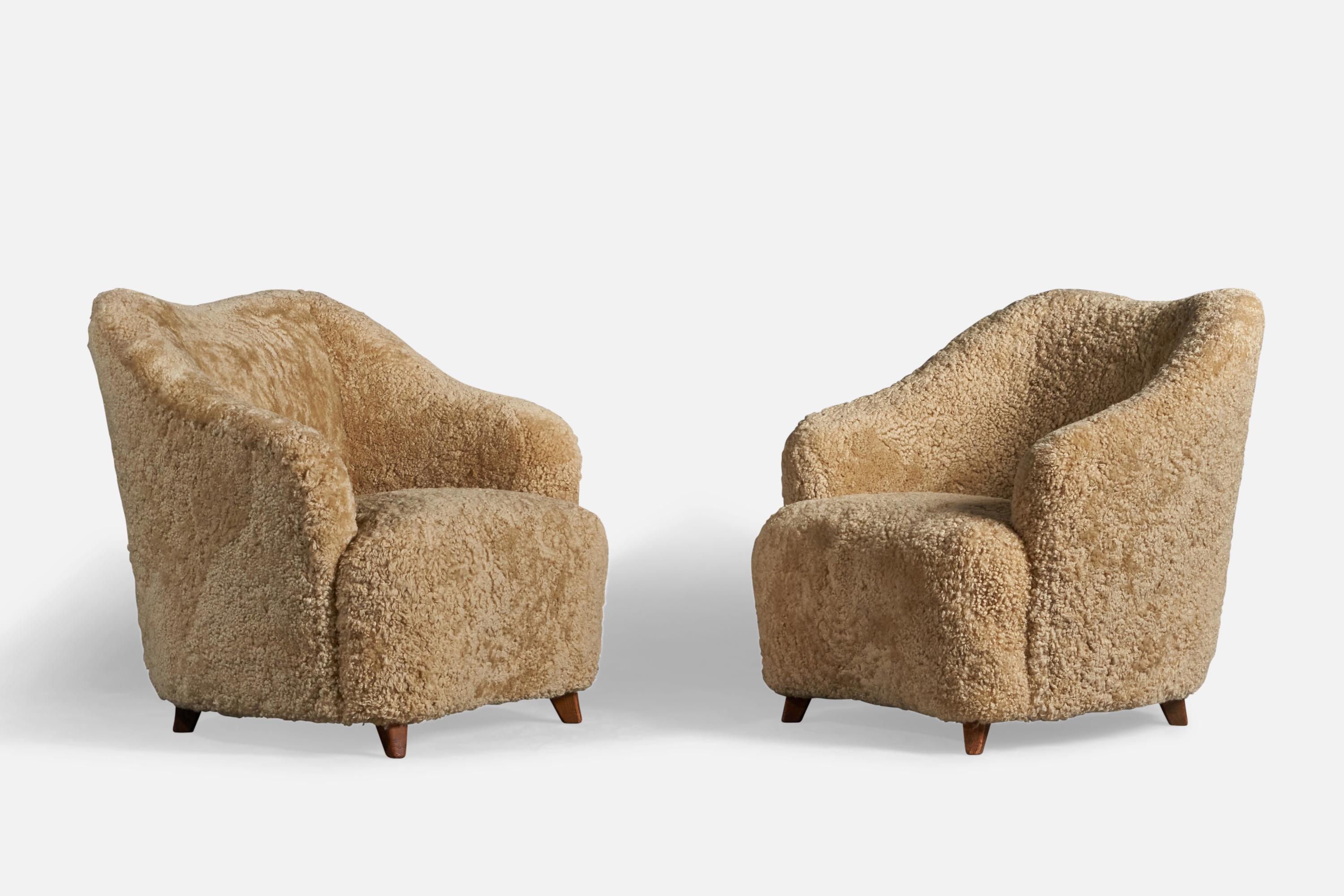 A pair of wood and beige shearling lounge chairs, design attributed to Gio Ponti, presumably produced by Casa e Giardino, Italy, 1940s.
