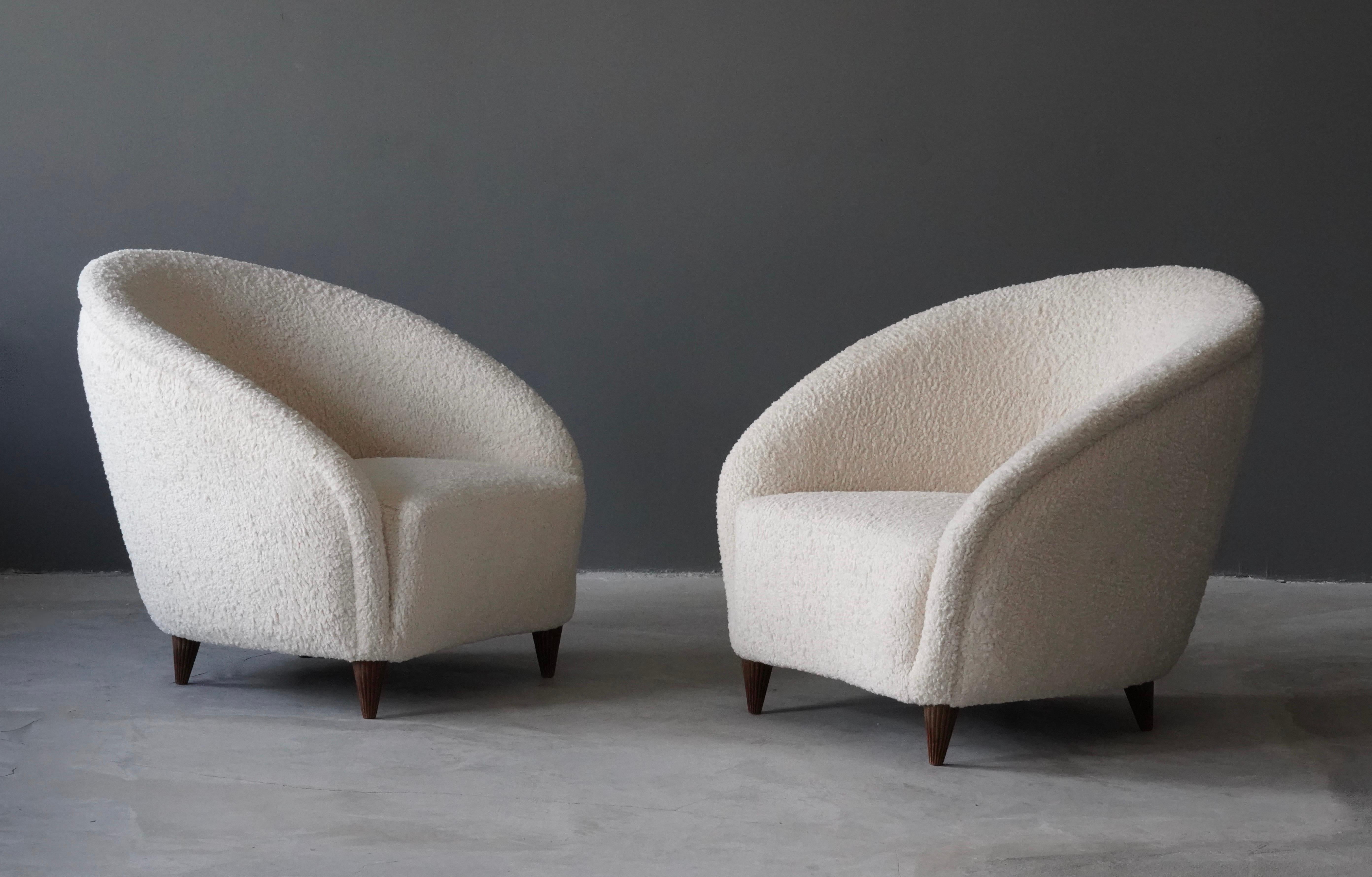 Organically shaped lounge chairs of intimate scale, design attributed to Gio Ponti. Likely produced by Casa e Giardino in the 1940s. Reupholstered in a high-end white bouclé fabric. Fluted walnut legs with light original patina. 

Gio Ponti is