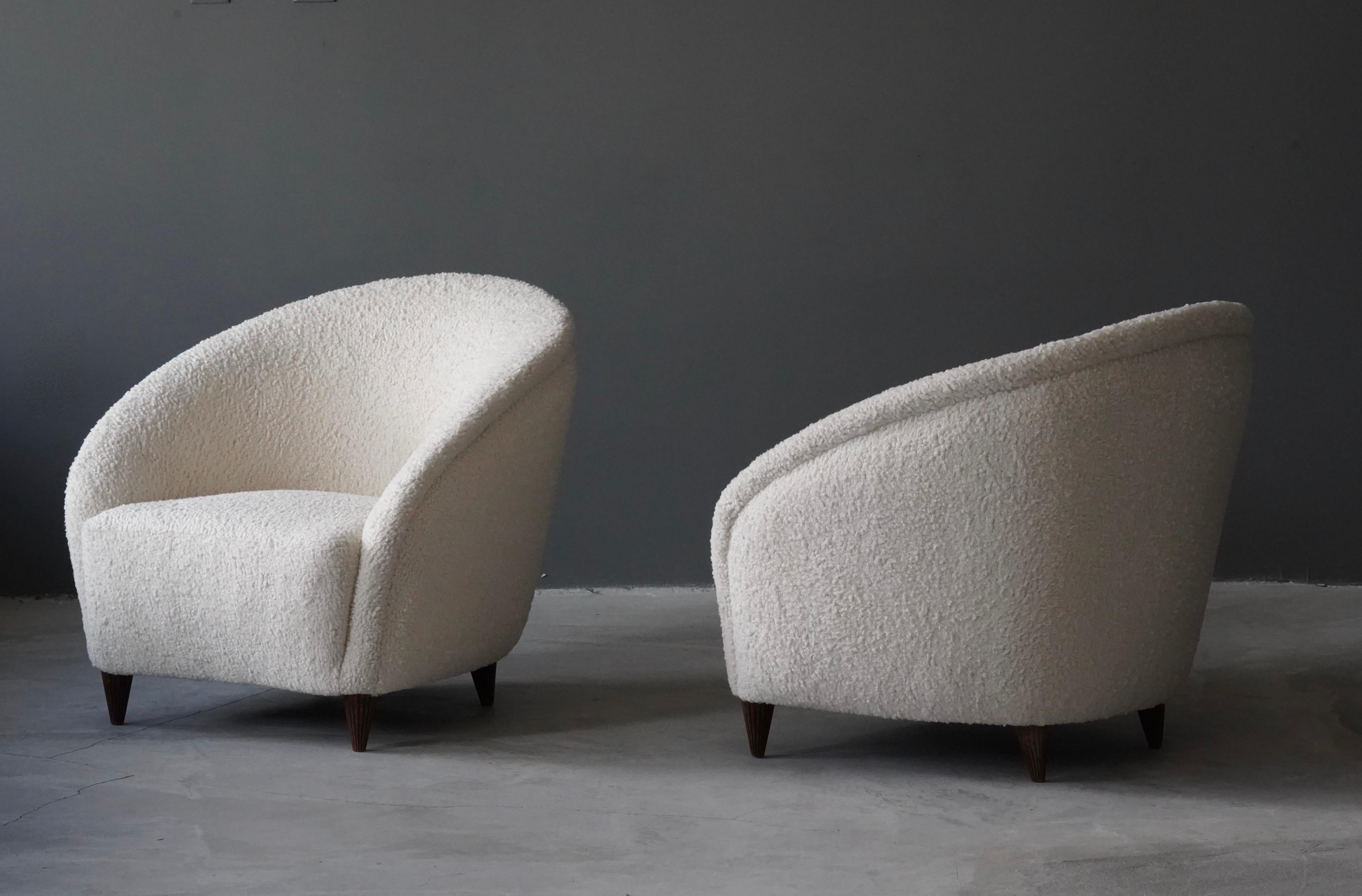 Mid-Century Modern Gio Ponti 'Attribution', Lounge Chairs, White Bouclé, Walnut, Italy, 1940s