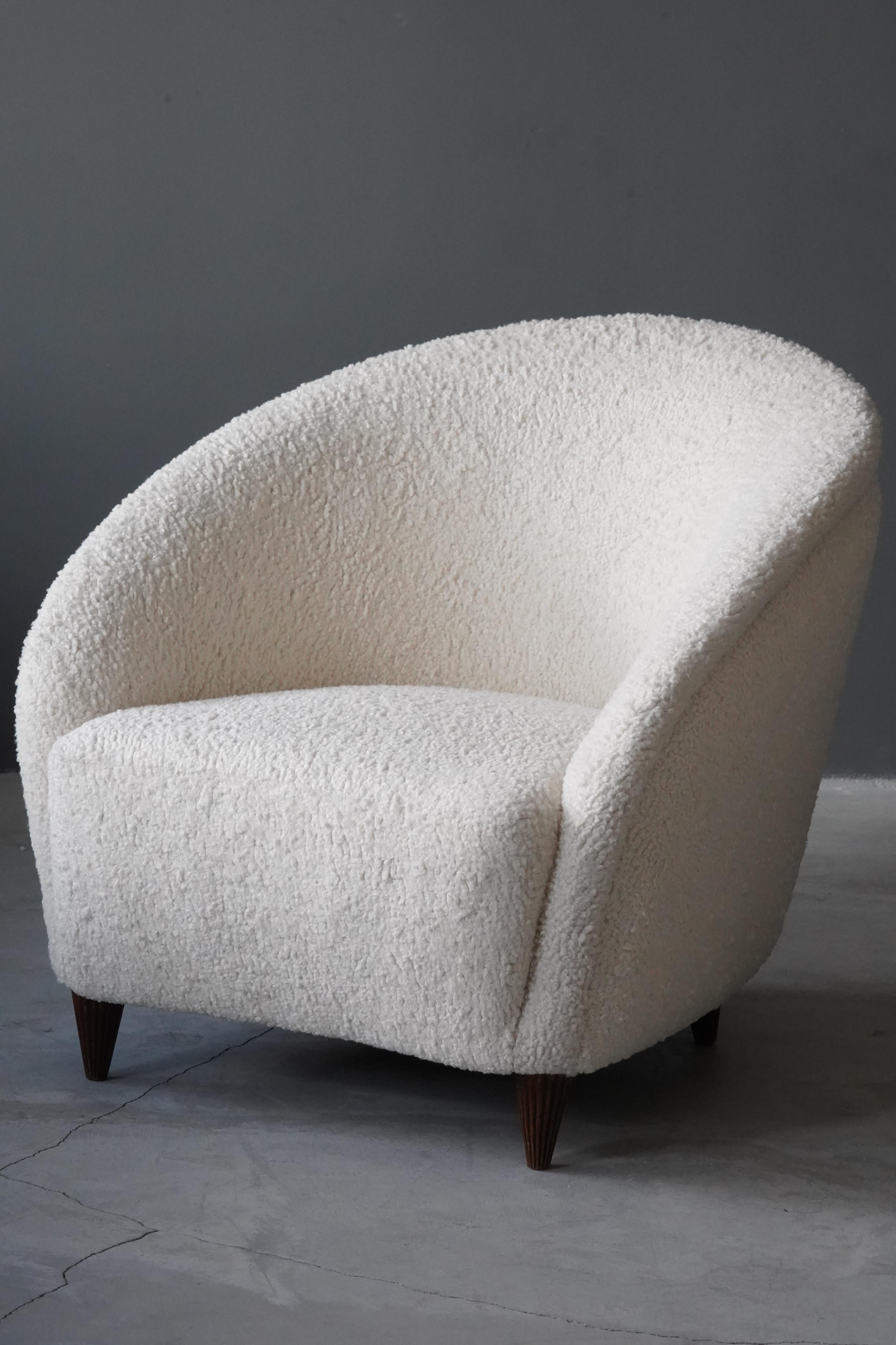 Gio Ponti 'Attribution', Lounge Chairs, White Bouclé, Walnut, Italy, 1940s In Good Condition In High Point, NC