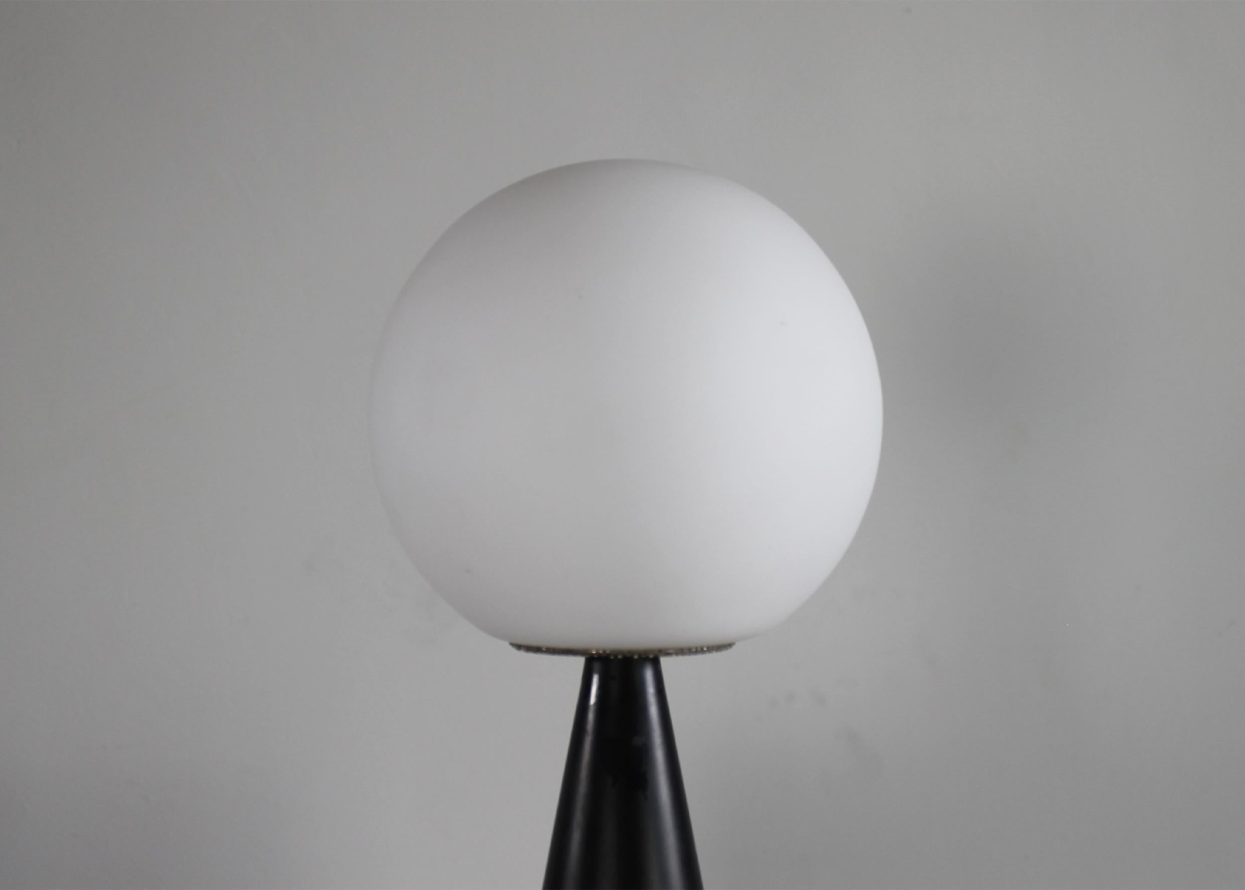Mid-Century Modern Lampe de table Gio Ponti Bilia en métal noir et verre opalin Fontana Arte 1970 en vente