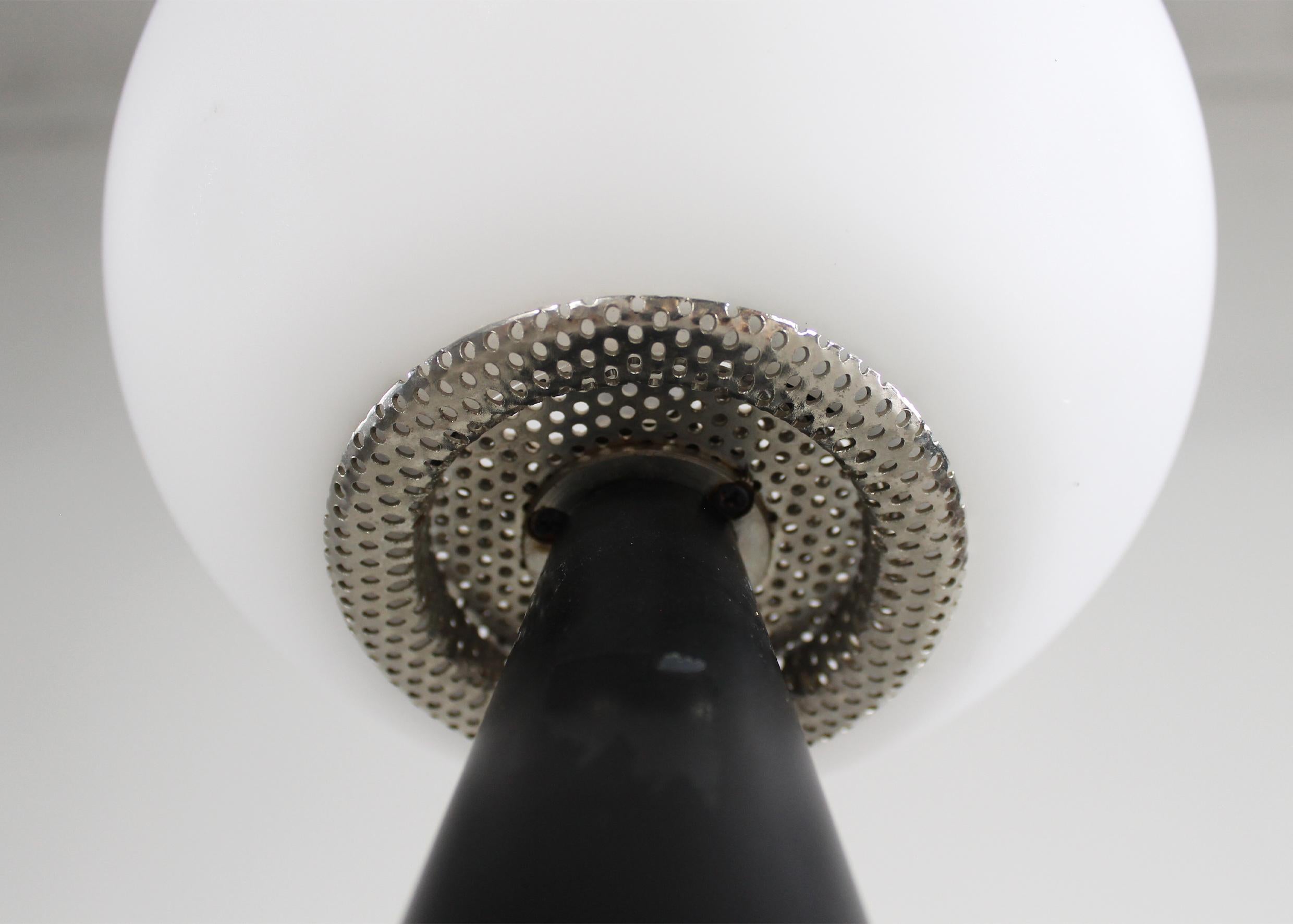 italien Lampe de table Gio Ponti Bilia en métal noir et verre opalin Fontana Arte 1970 en vente