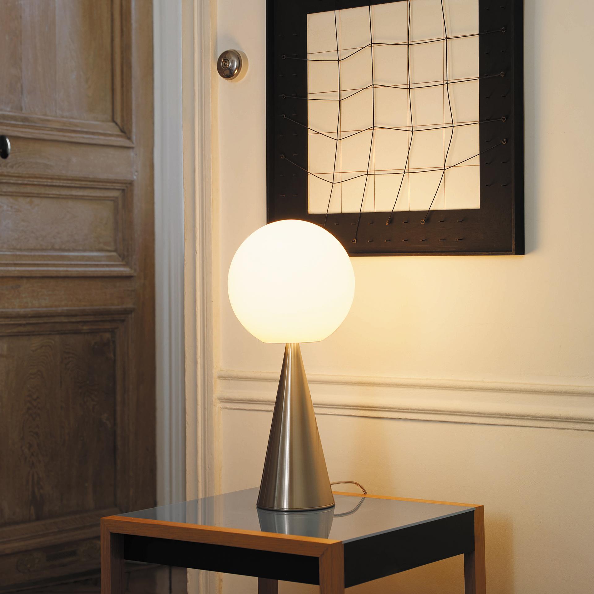 Lampada da tavolo 'Bilia' di Gio Ponti in nichel satinato e vetro opalino per Fontana Arte. 

Nel 1931, Gio Ponti e Pietro Chiesa si rivolsero all'azienda Luigi Fontana per realizzare i loro design per la casa che potessero essere prodotti in serie