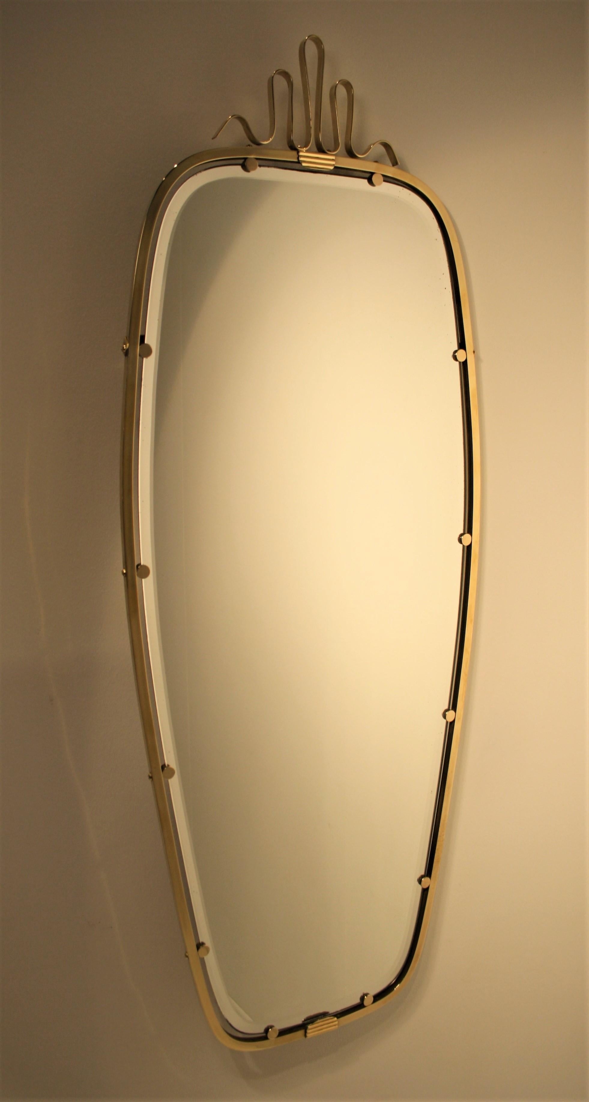 Very refined brass mirror by Gio Ponti for Fontana Arte.
Remaining old label of Fontana Arte on the back of the mirror
The mirror still has its original beveled mirror in perfect condition, made in the early 1930s and cannot be compared to similar