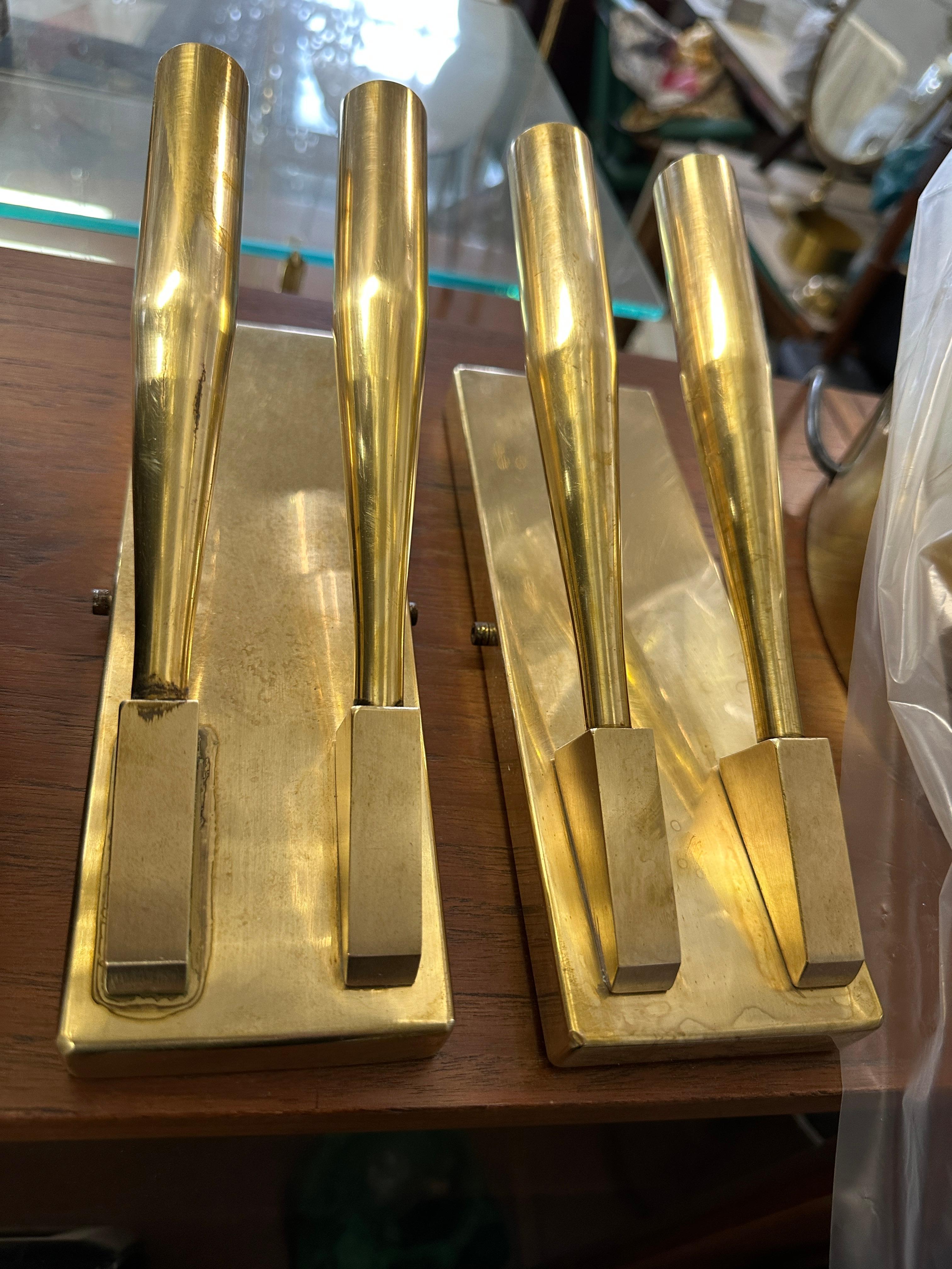 Este exquisito par de apliques de pared de latón italiano vintage de Gio Ponti presentan dos brazos tubulares gemelos montados sobre una atrevida placa trasera de latón, creando una silueta refinada y dinámica a la vez. La rica pátina añade