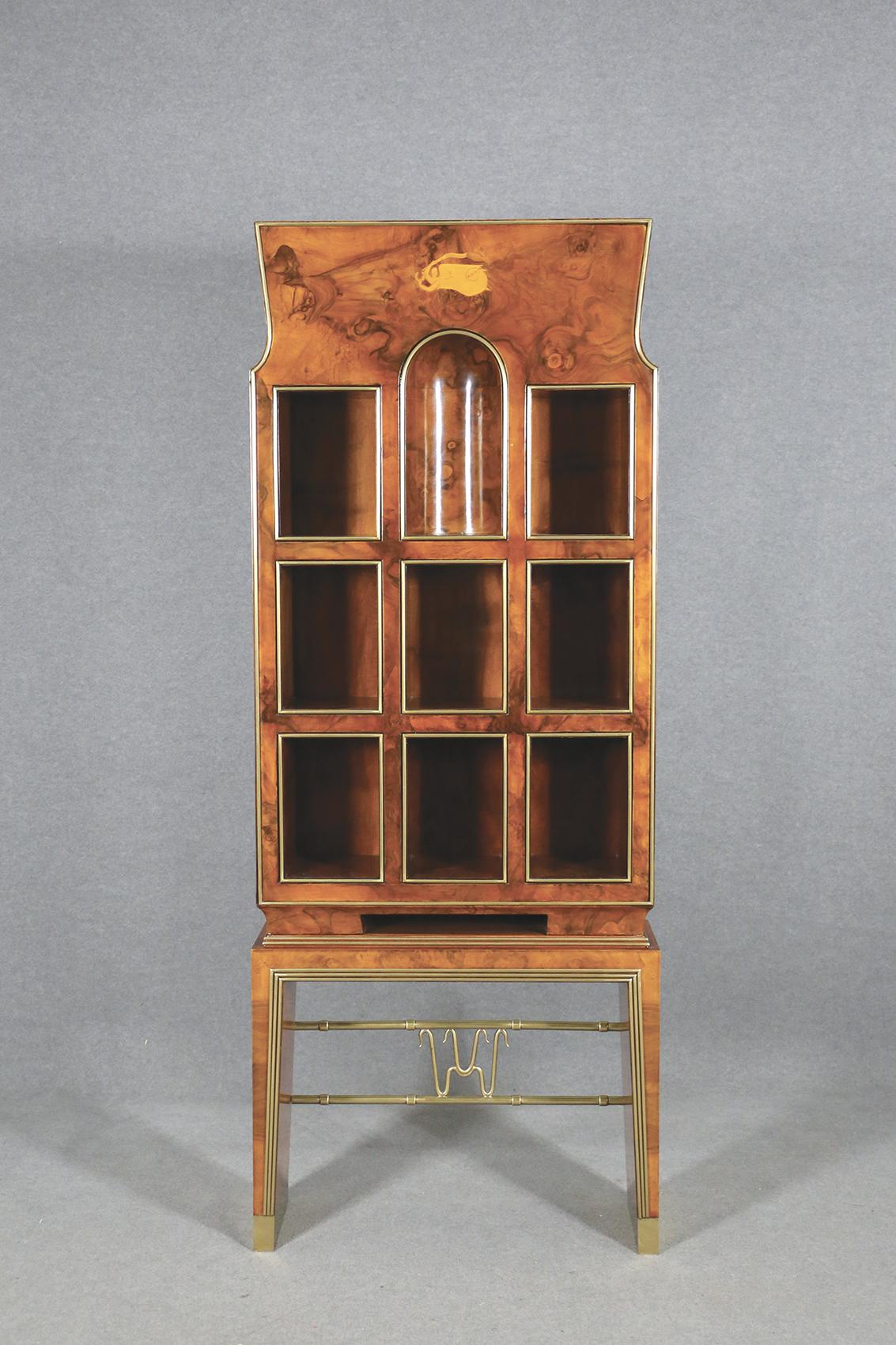 Important briarwood bookcase, brass inserts with Pompeian decorations and details. For Opera Omnia by Gabriele D'Annunzio.
Made by Eugenio Quartti. Certified by the Gio Ponti archive. Unique piece.
Made 