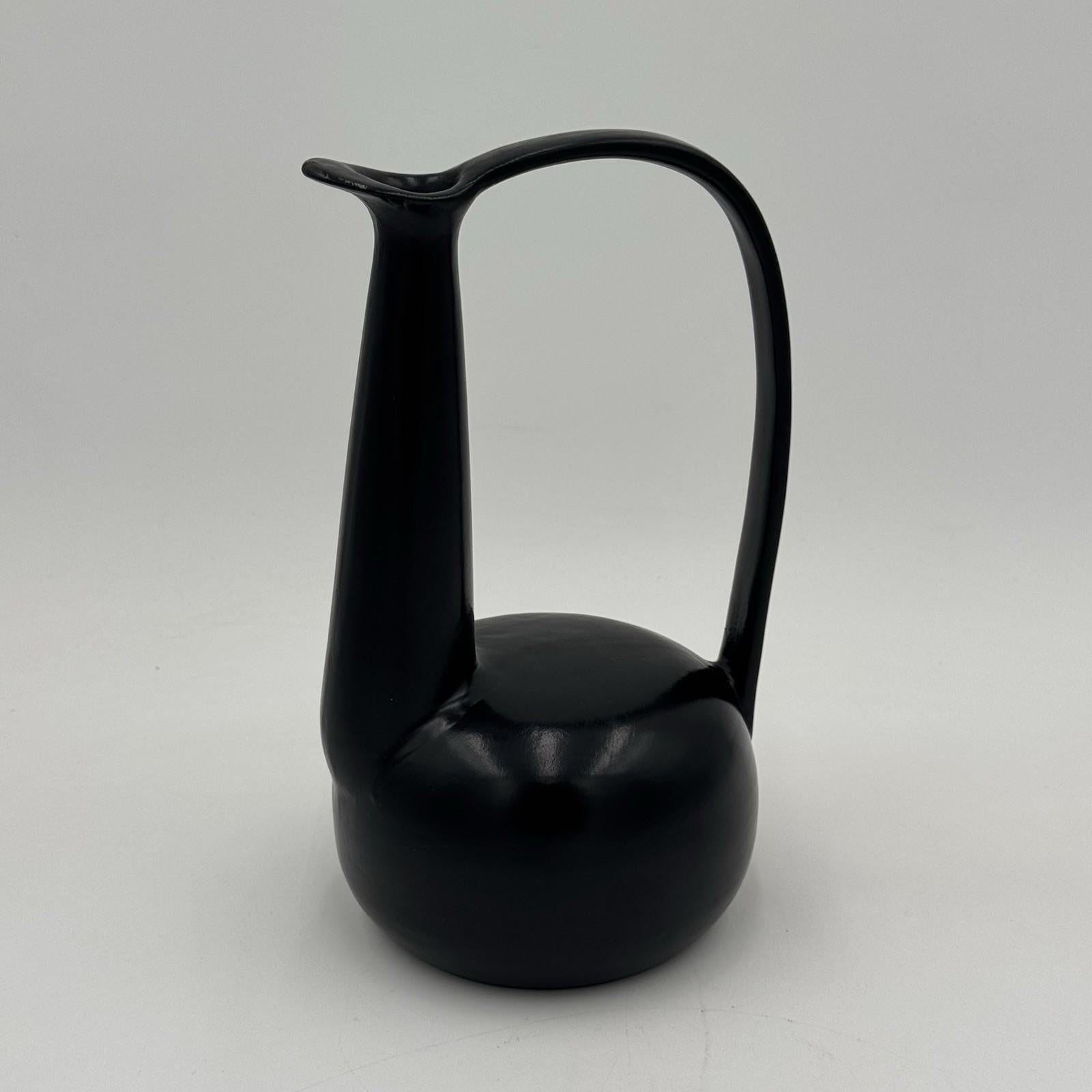 Vaso in bucchero, Gio Ponti e Carlo Alberto Rossi, anni '40


Raro vaso de cerámica negra, diseñado por Gio Ponti en colaboración con Carlo Alberto Rossi en los años Cuarenta. La ópera se distingue por su línea escultórica y dinámica, con un hombre