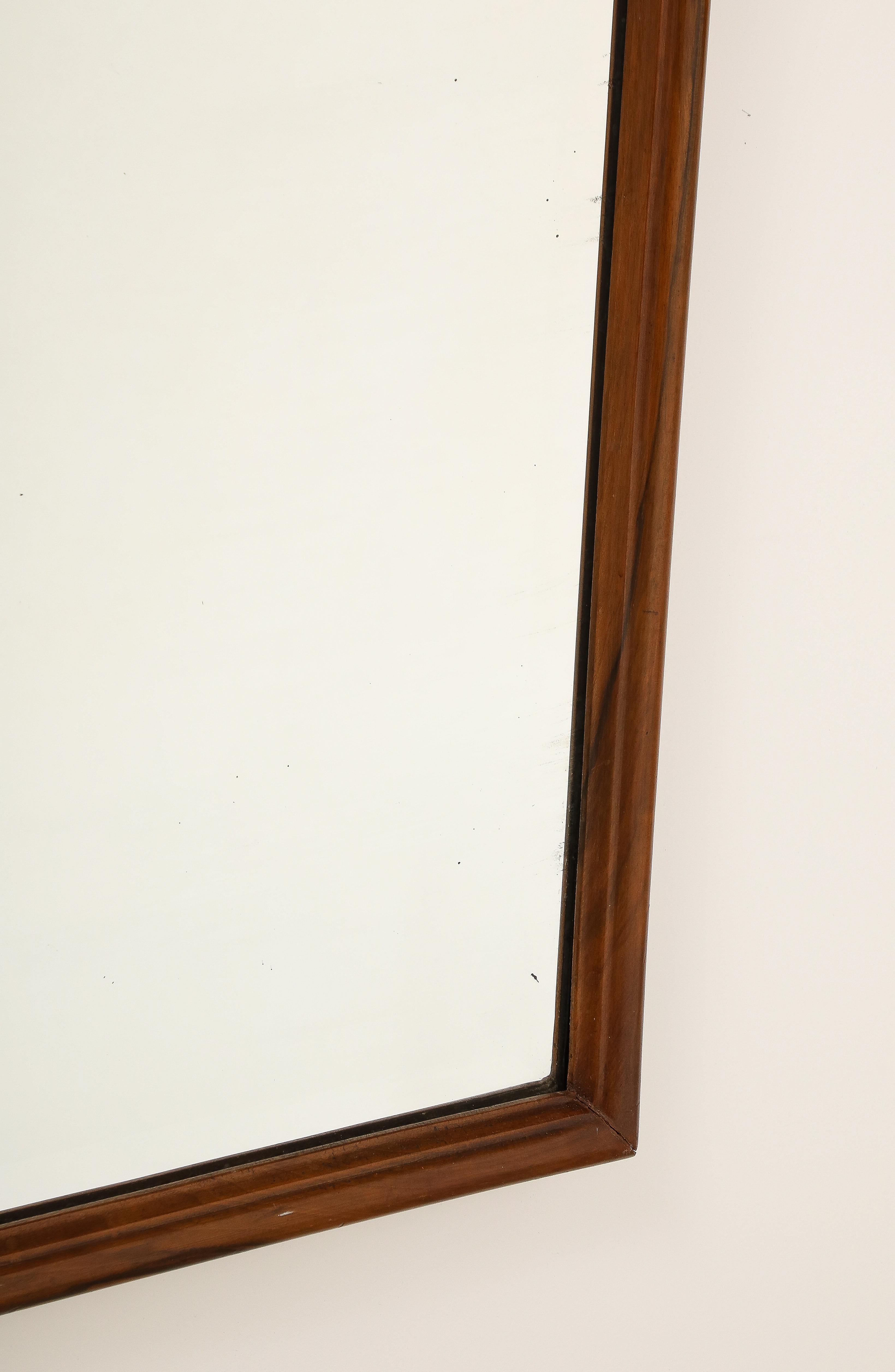 Gio Ponti, Att. Wandspiegel aus geschnitztem Nussbaumholz, Italien, um 1930 (Abgeschrägt) im Angebot