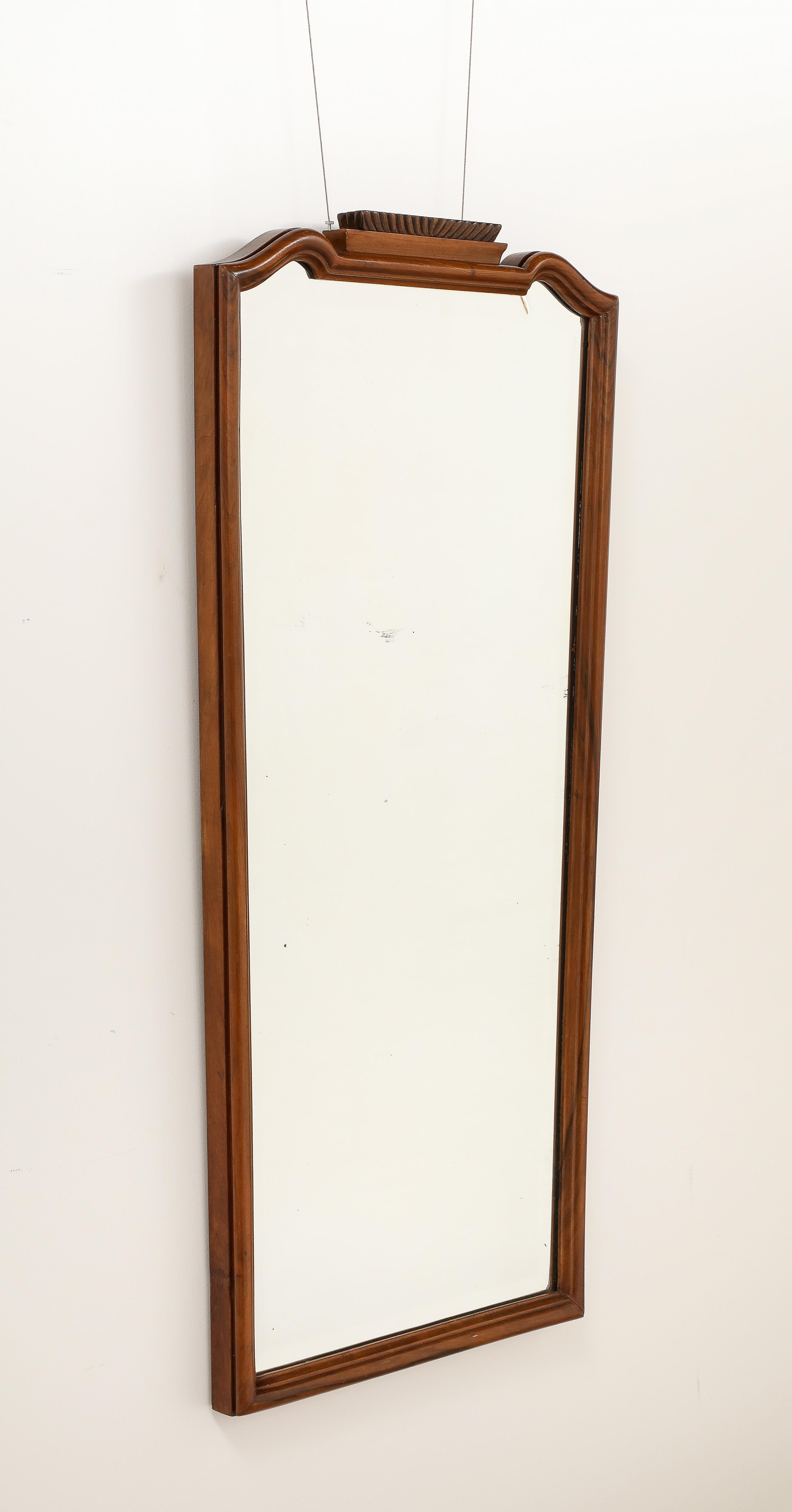Gio Ponti, Att. Wandspiegel aus geschnitztem Nussbaumholz, Italien, um 1930 im Zustand „Gut“ im Angebot in New York, NY