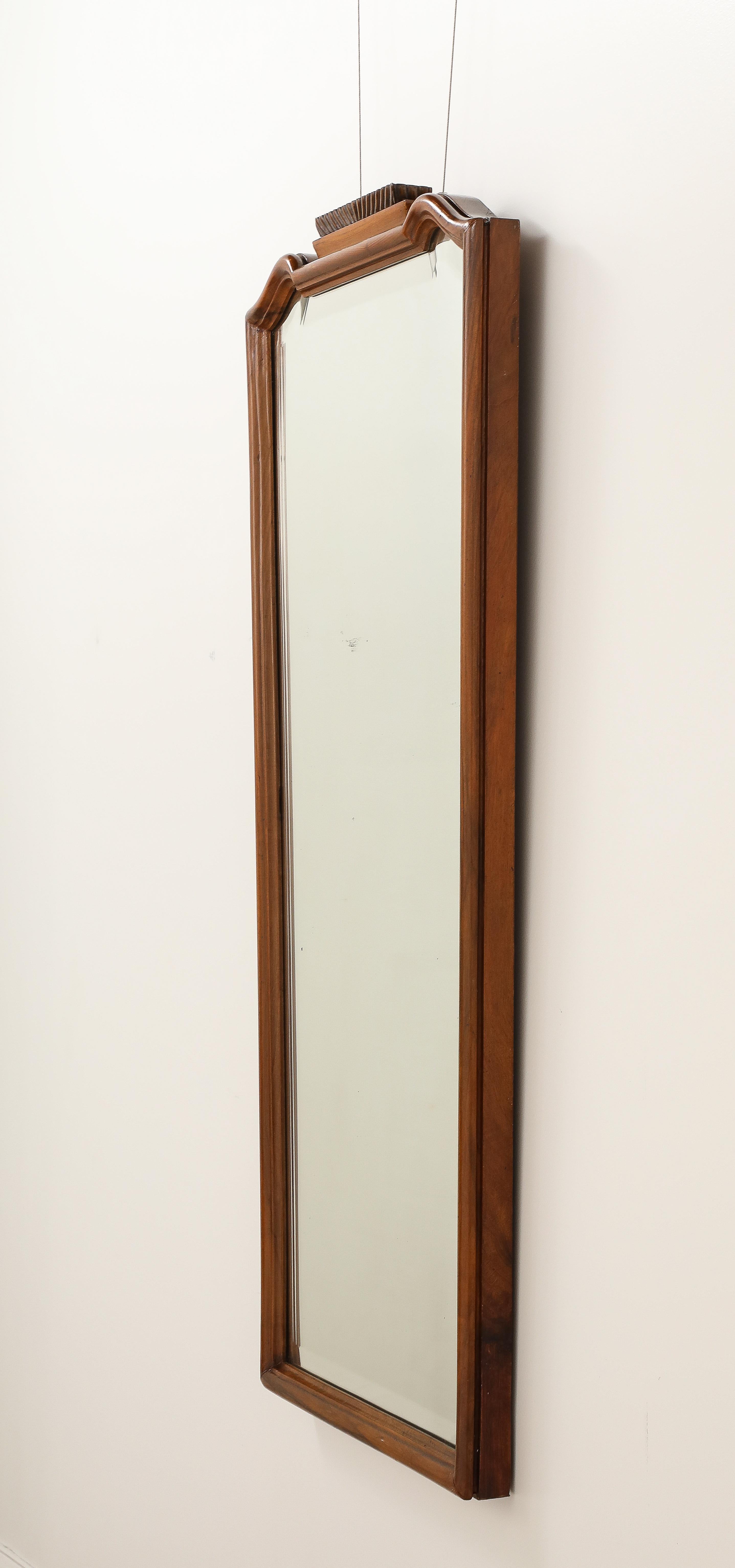 Gio Ponti, Att. Wandspiegel aus geschnitztem Nussbaumholz, Italien, um 1930 im Angebot 1