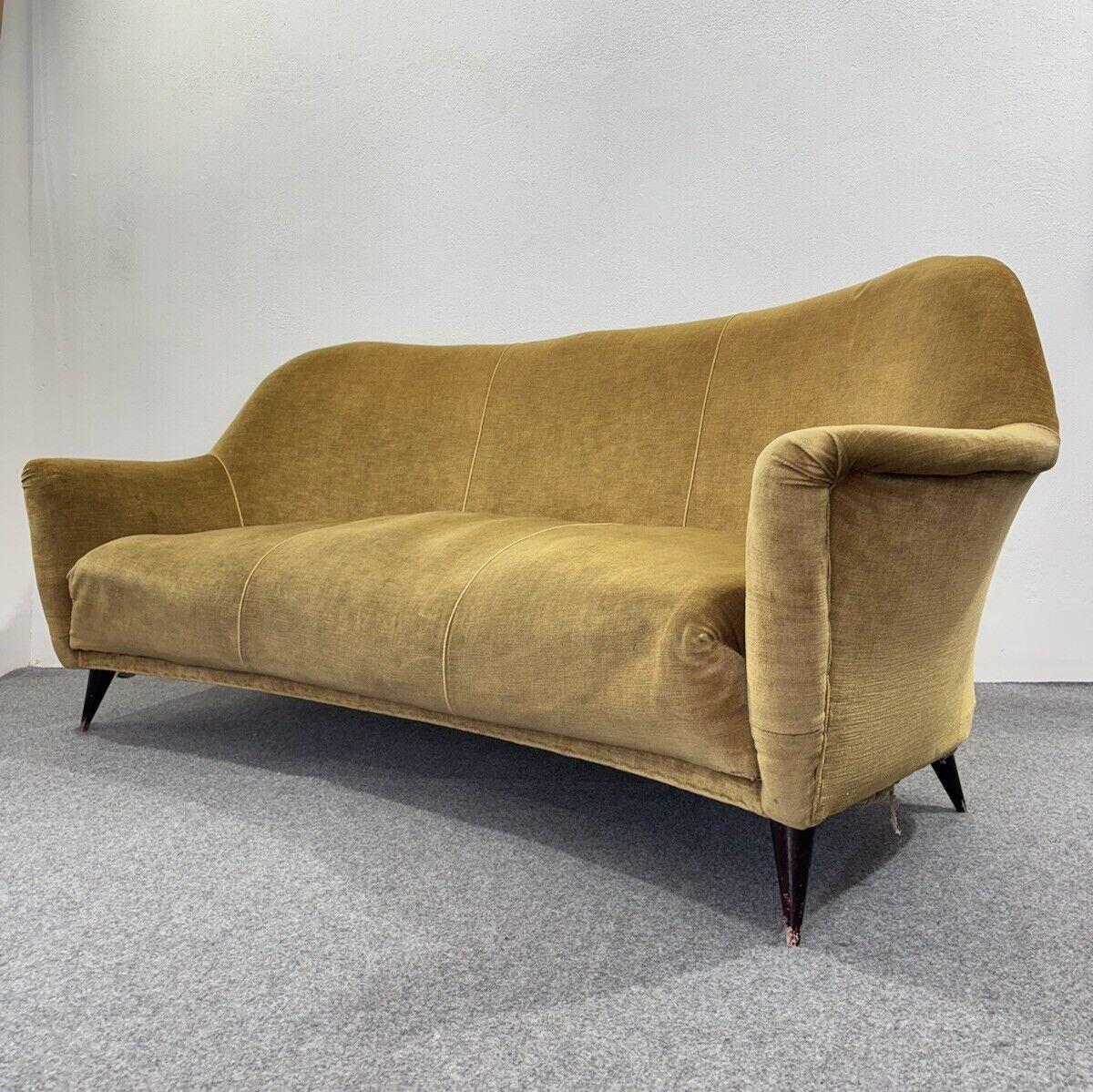 Gio Ponti Home & Garden Sofa Velvet Mid-Century 3 Seater 1950's Modernism.

Entirely carved wooden frame, upholstery in ochre-colored velvet original to the period.

The item is in good conservative condition, there is no major aesthetic or