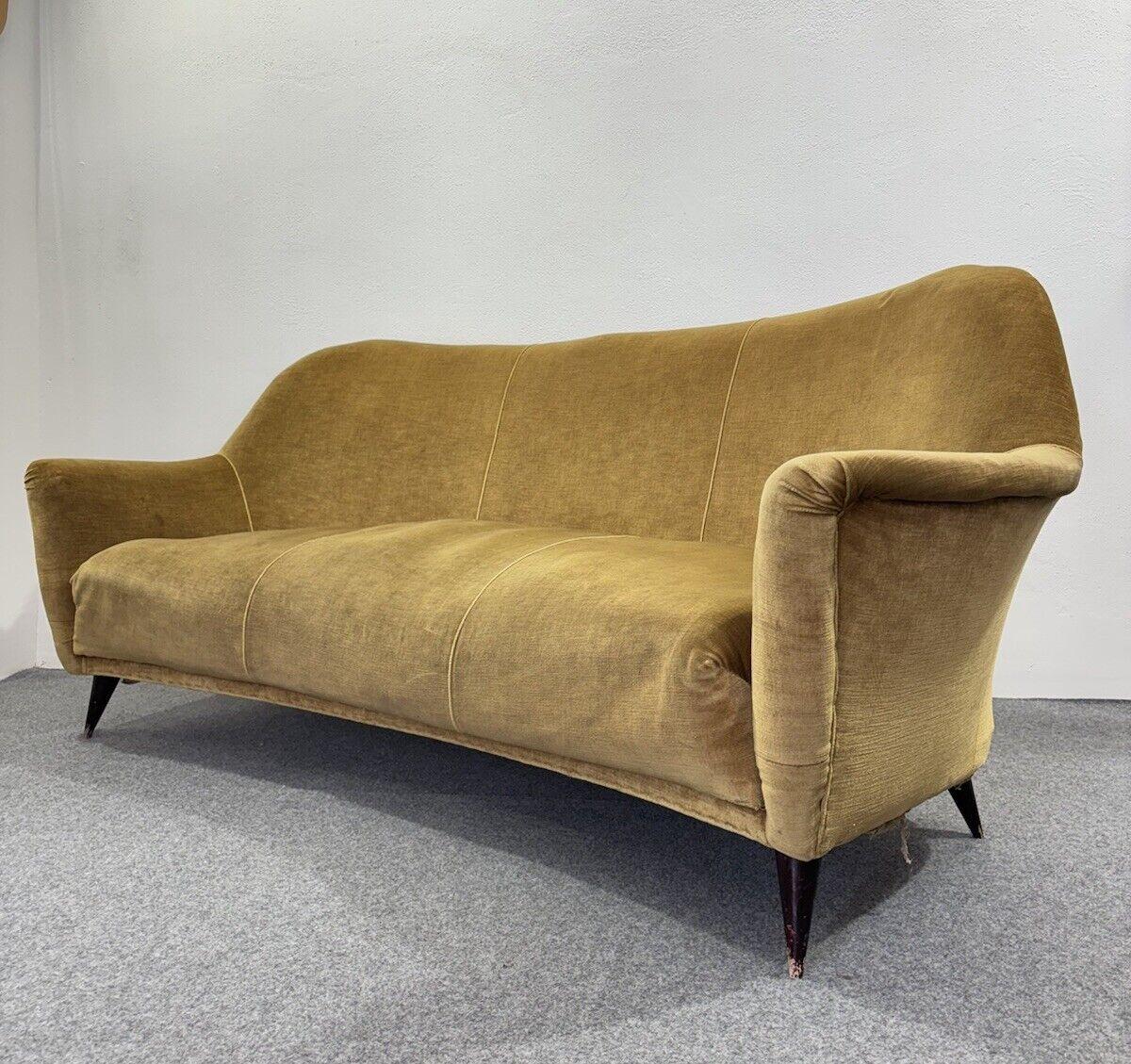 Gio Ponti Home & Garden Sofa Velvet Mid-Century 3 Seater 1950's Modernism In Good Condition For Sale In Taranto, IT