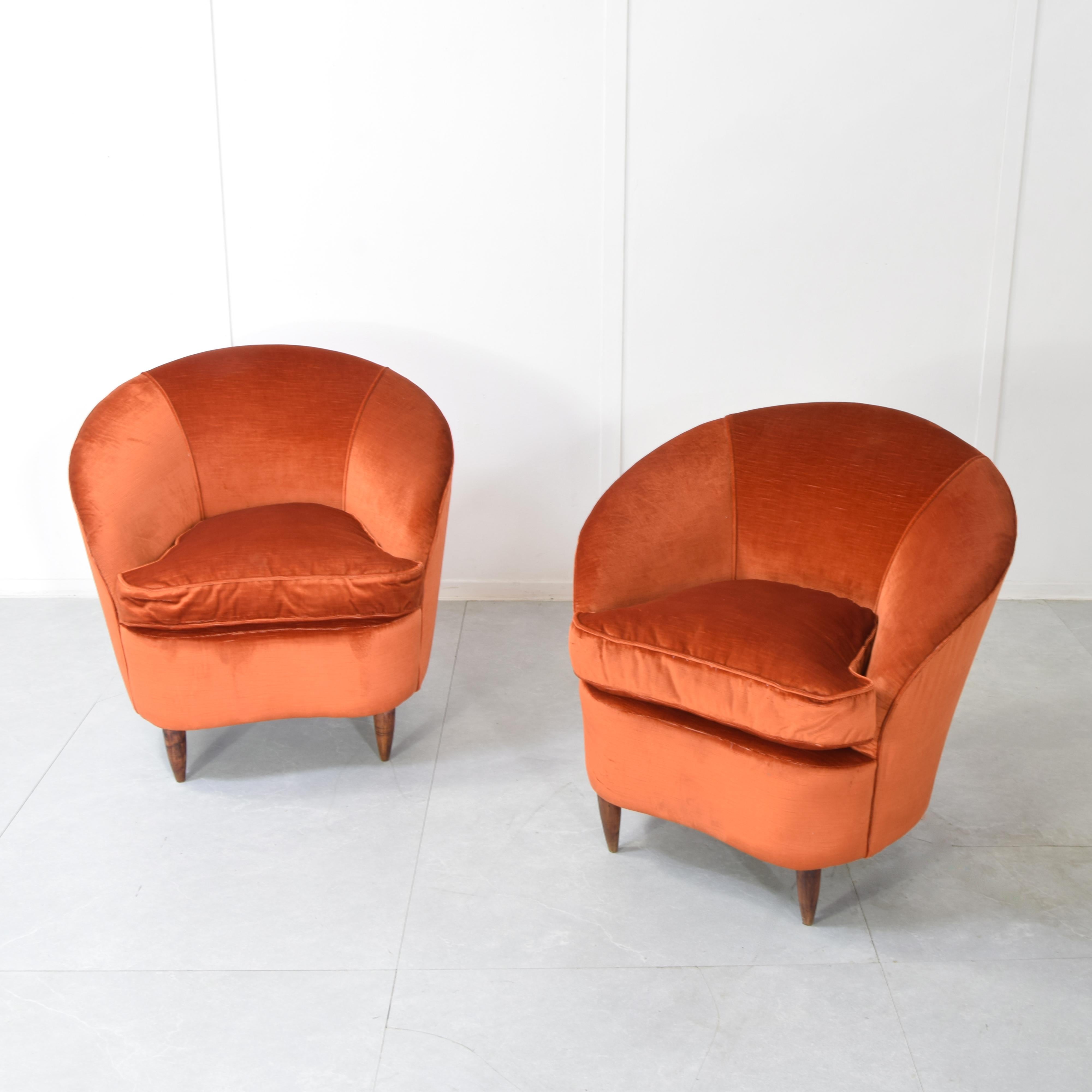 Diese beiden Sessel haben ein unverwechselbares Design, das an den Stil und die Eleganz der italienischen Möbel der 1950er Jahre erinnert und von Casa & Giardino hergestellt wird.
Die Ästhetik ist raffiniert und weniger streng als bei anderen