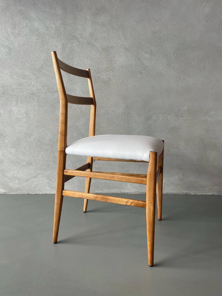 Mid-20th Century Gio Ponti Cassina Mod. 646 Leggera Chair Ash Wood White Padded Fabric Italy 1952