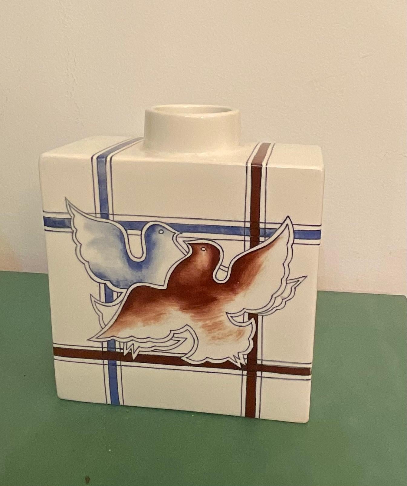 GIO PONTI - Un vase RICHARD GINORI, produit dans l'usine SAN CRISTOFORO à MILAN, a été conçu par l'architecte GIO PONTI à la fin des années 1920, alors qu'il était encore le directeur .
Le vase est décoré à la main d'un couple de pigeons, à l'avant