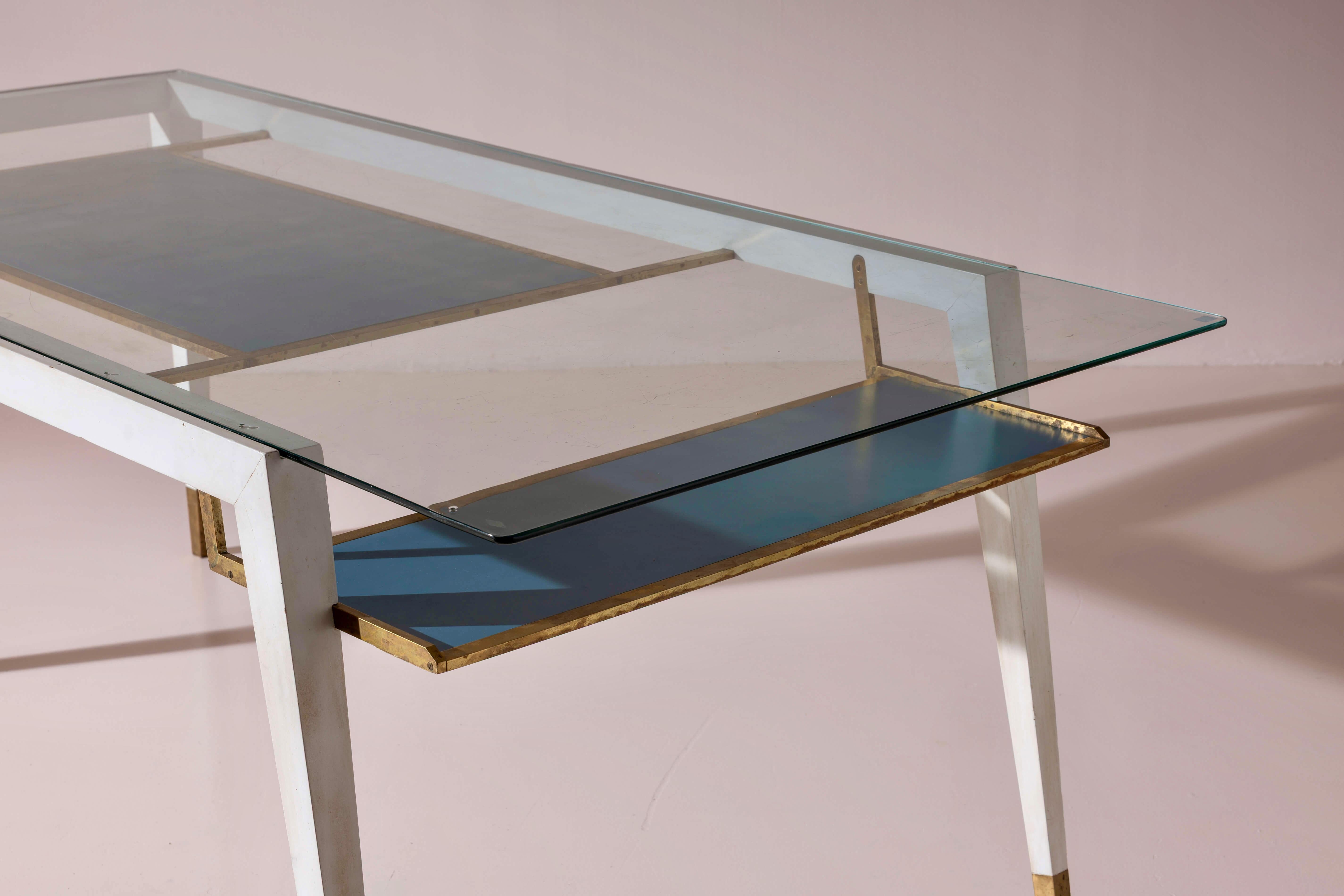 Mesa expositora de nogal y cristal certificada por Gio Ponti para A.P.E.M., Italia, 1946 en venta 7