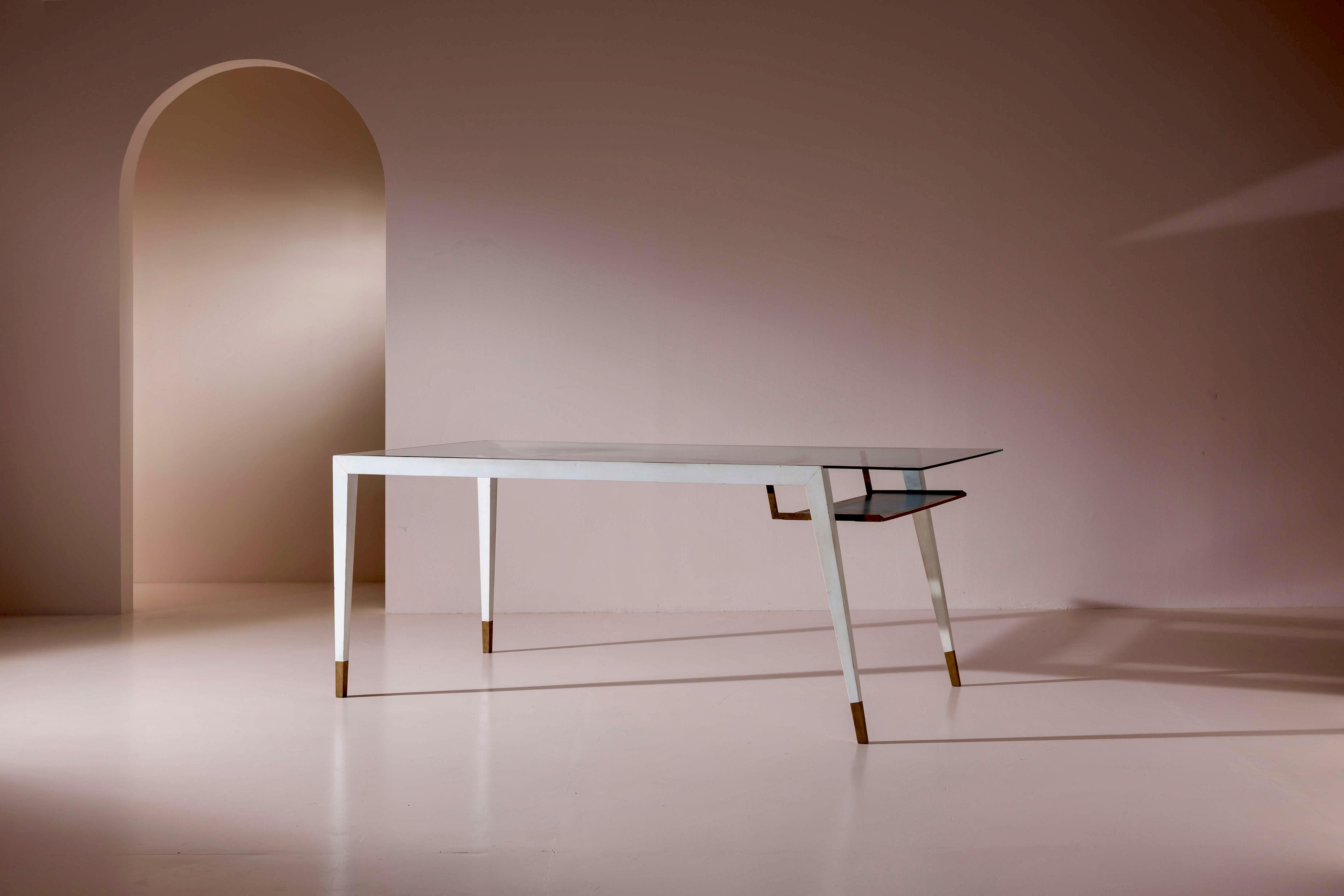 Una rara y significativa mesa expositora diseñada por Gio Ponti en 1946 para A.P.E.M. (Artigianato Produzione Esportazione Milano) y certificado por los Archivos Gio Ponti. El diseño refleja la visión de Ponti de los primeros años de la posguerra,
